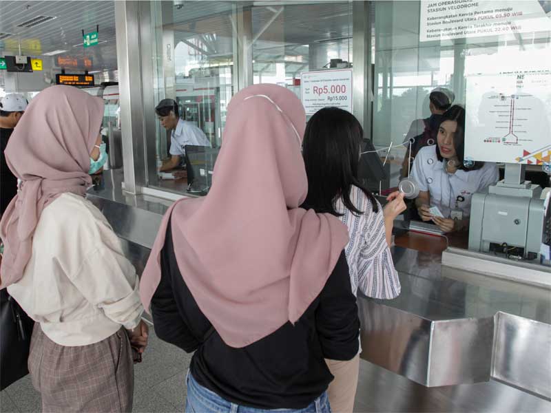 Penumpang mengantre tiket untuk menggunakan moda transportasi Kereta Lintas Raya Terpadu (LRT) di Stasiun Velodrome Rawamangun, Jakarta.
