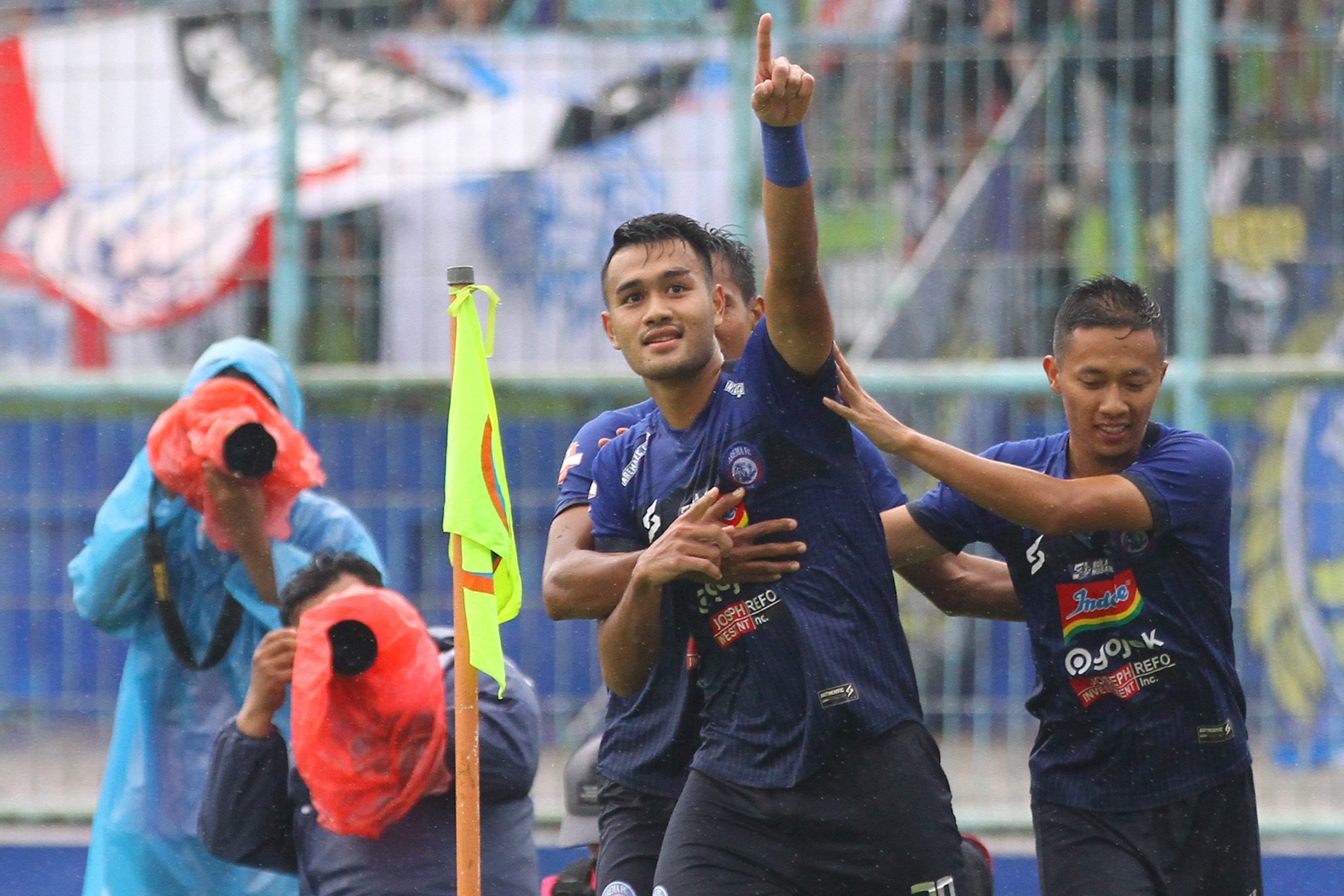 Pesepak bola Arema FC, Muhammad Rafli (tengah) melakukan selebrasi usai mencetak gol ke gawang Bali United.