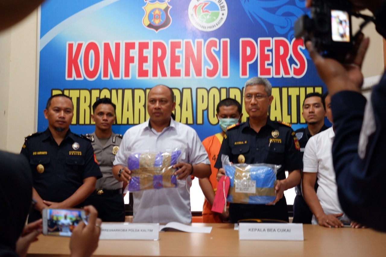 Konferensi pers tentang penyelundupan ganja tersebut dilakukan dengan modus false packaging atau disembunyikan dalam paket kiriman pos.