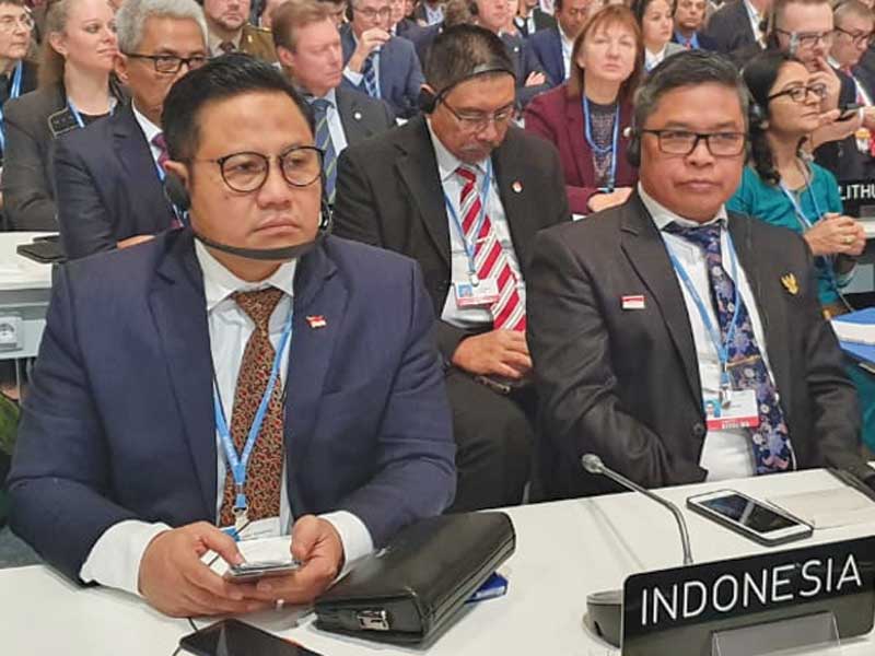 Wakil Menteri Lingkungan Hidup dan Kehutanan Alue Dohong (kanan) bersama Wakil Ketua DPR Muhaimin Iskandar