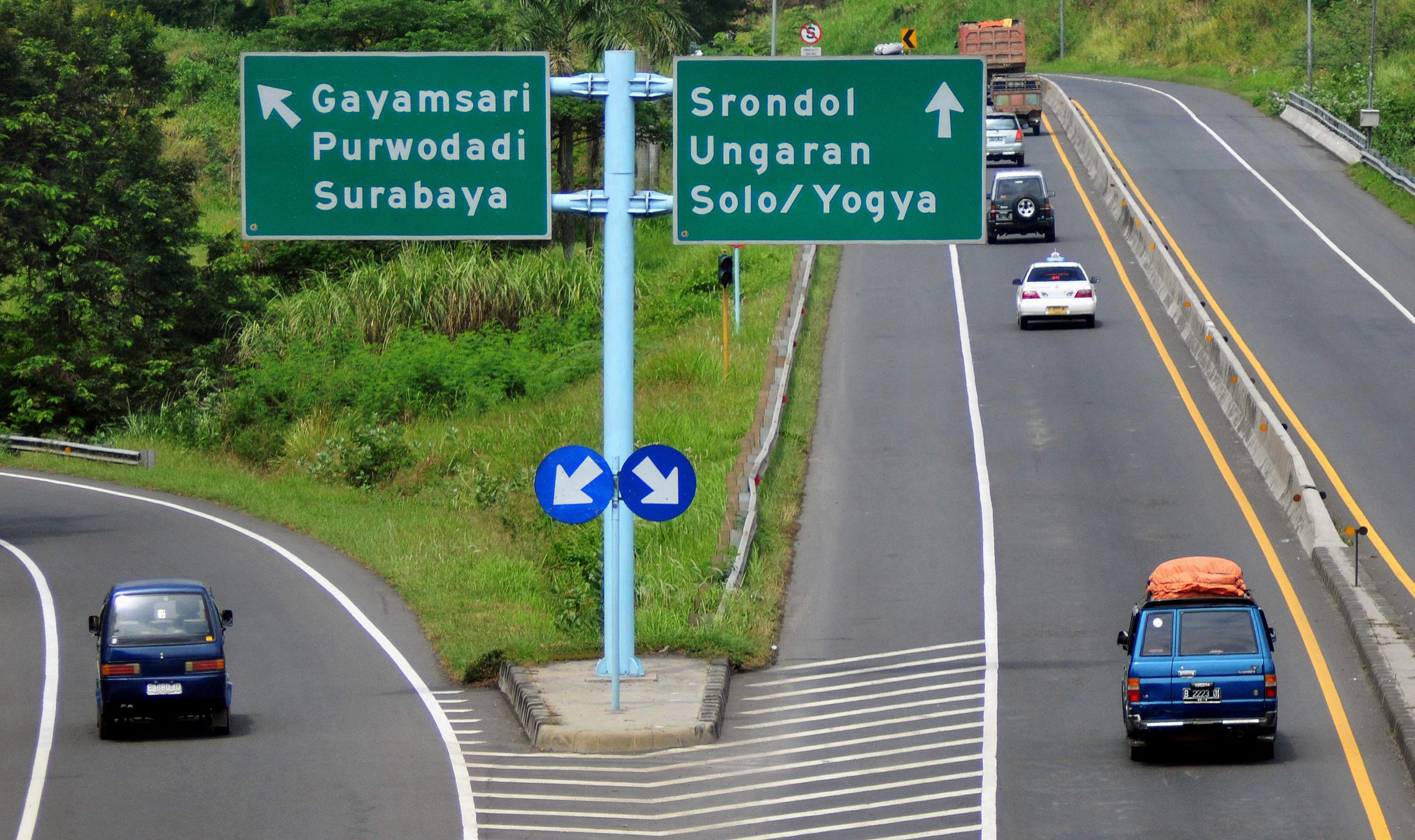 Sejumlah kendaraan melintas di Jalan Tol Jatingaleh, Semarang, Jateng.