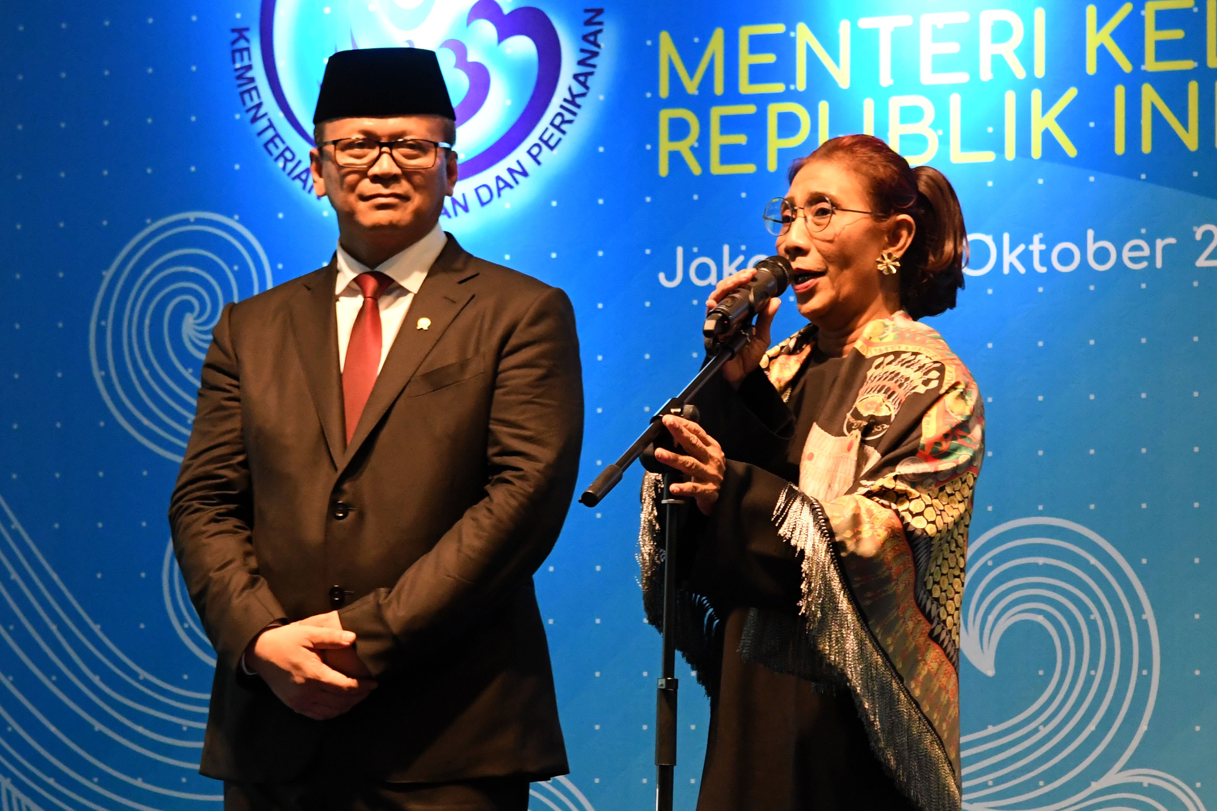 Susi Pudjiastuti (kanan) bersama Menteri Kelautan dan Perikanan Edhy Prabowo saat serah terima jabatan.