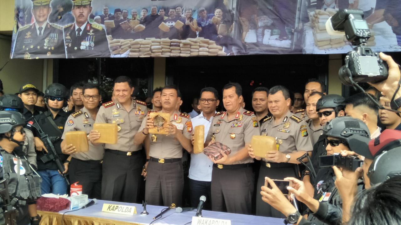 Atas prestasi memberrantas narkoba dan premanisme, Polres Jakbar Raih 58 Pin Emas dari Kapolri.