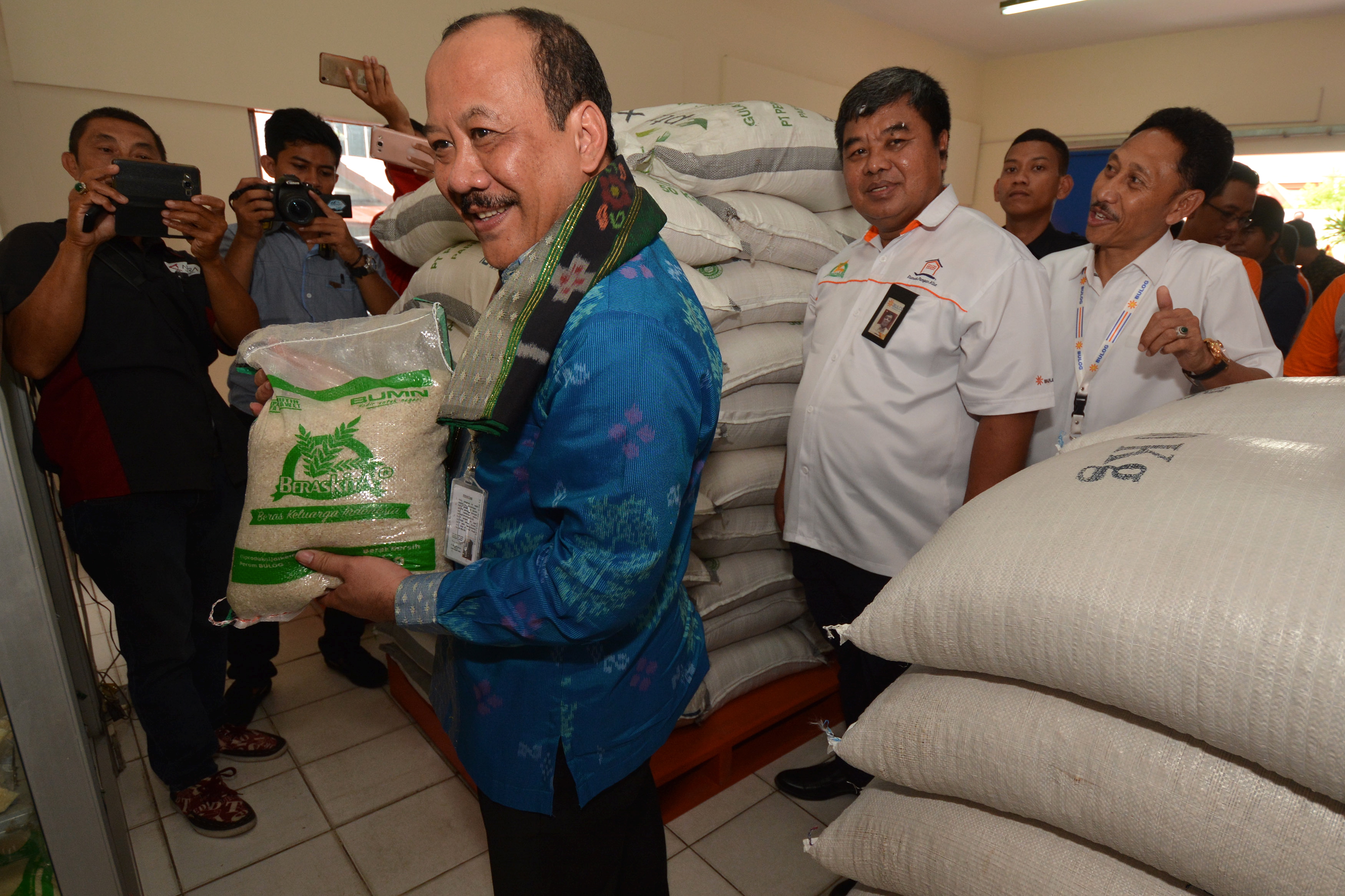 Direktur Pengembangan Bisnis dan Industri Perum Bulog Imam Subowo (tengah)