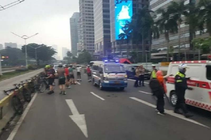Petugas kepolisian mengamankan tempat kejadian minibus menabrak tujuh pesepeda di Jalan Jenderal Sudirman Jakarta Selatan, Sabtu (28/12/2019