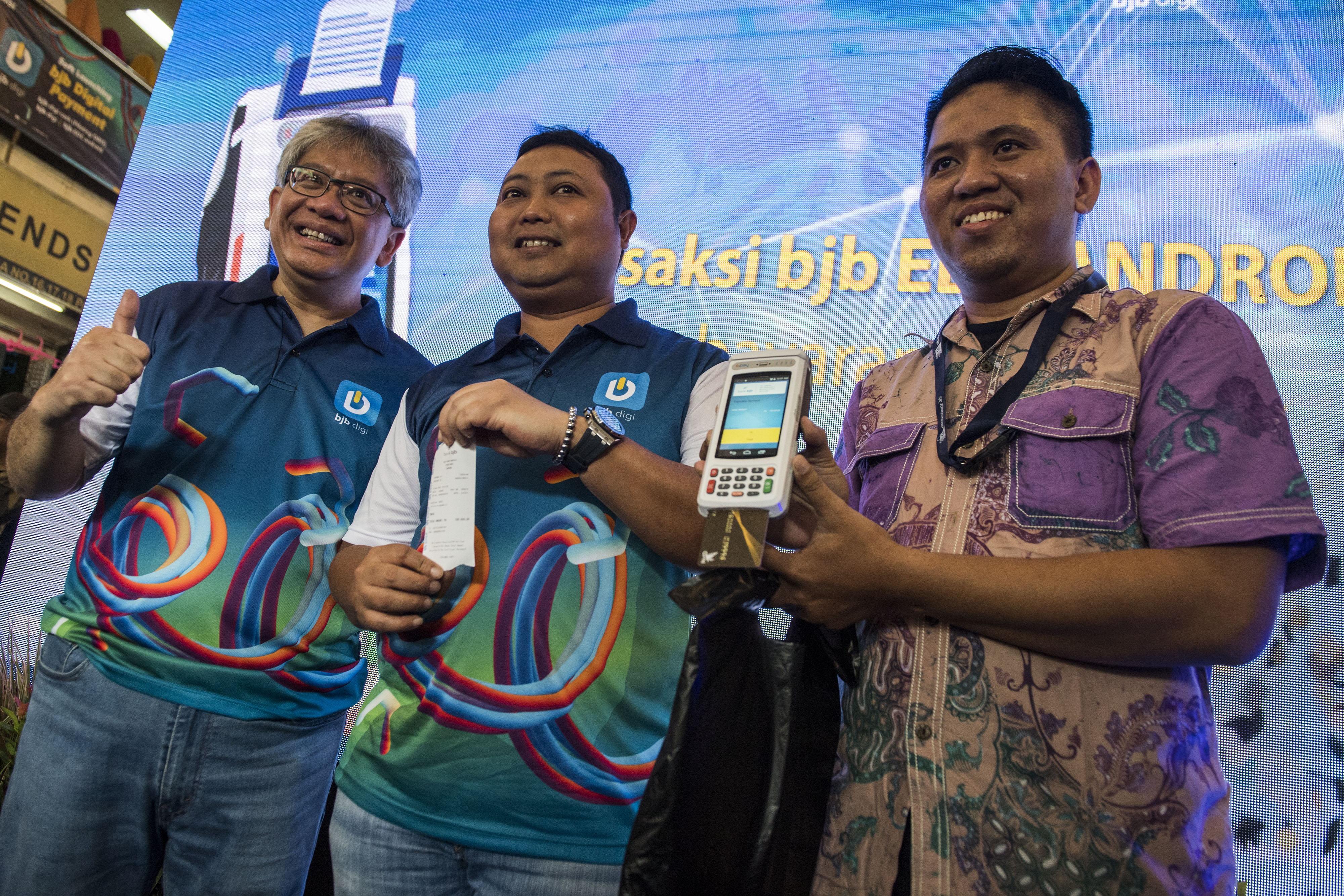 Dirut Bank BJB Yuddy Renaldi (kiri) bersama Direktur Rio Lanasier (tengah) dan perwakilan pedagang menunjukkan BJB EDC berbasis android.