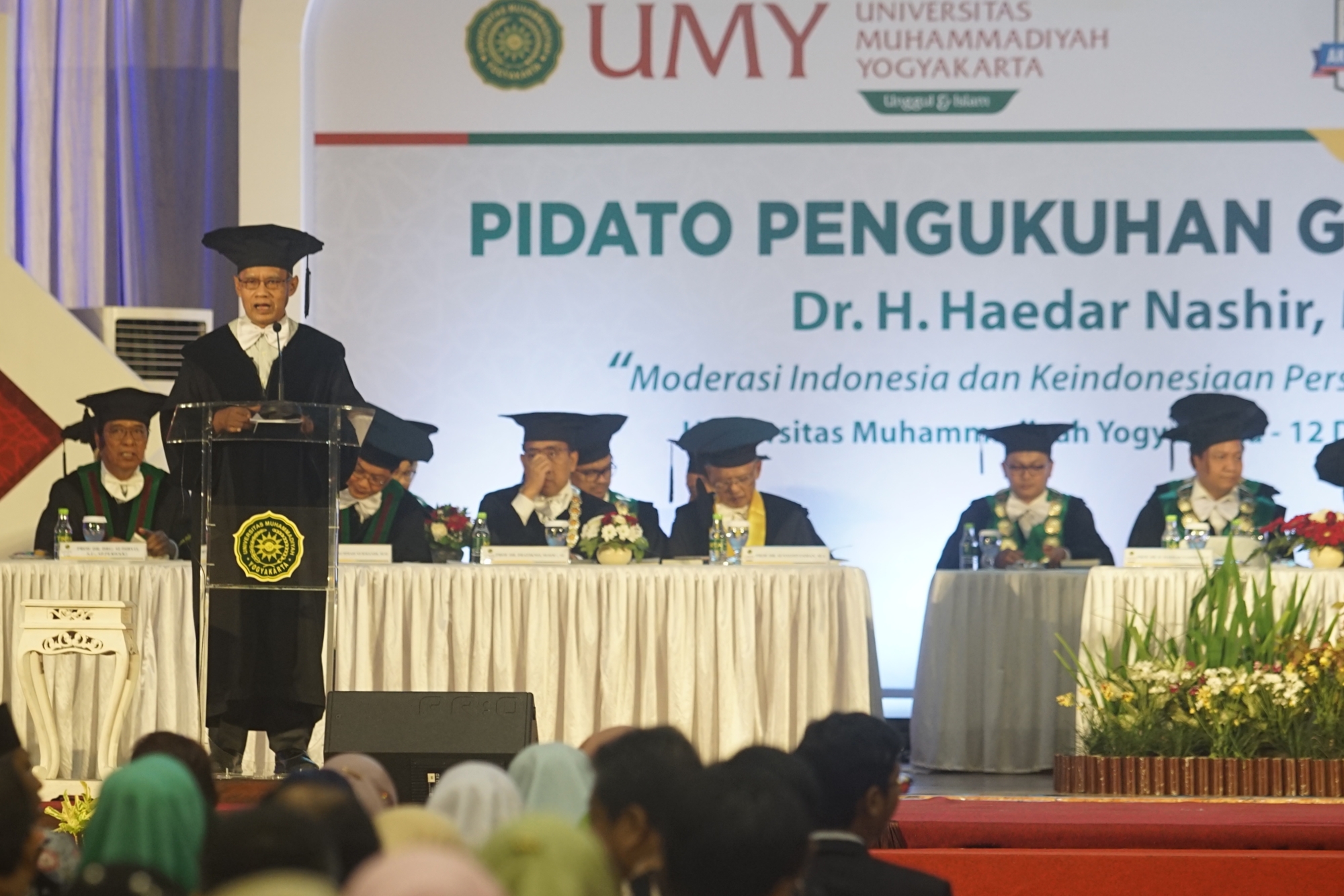Ketua Umum Pimpinan Pusat (PP) Muhammadiyah Haedar Nashir (kiri) menyampaikan pidato ilmiah saat Pengukuhan Guru Besar di UMY