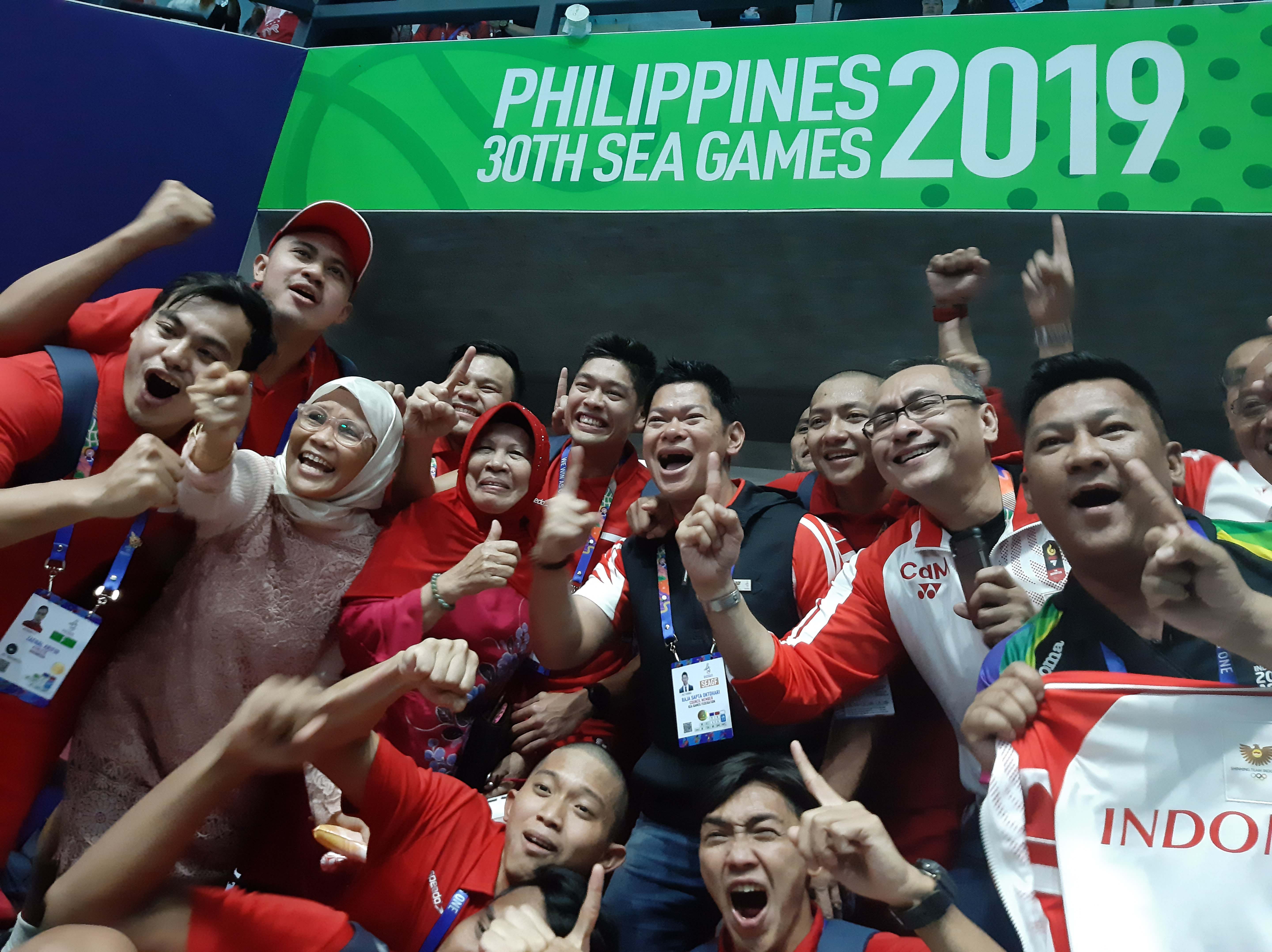 Timnas polo air putra melakukan selebrasi seusai dipastikan meraih medali emas SEA Games 2019 di New Clark City Aquatic Center, Filipina