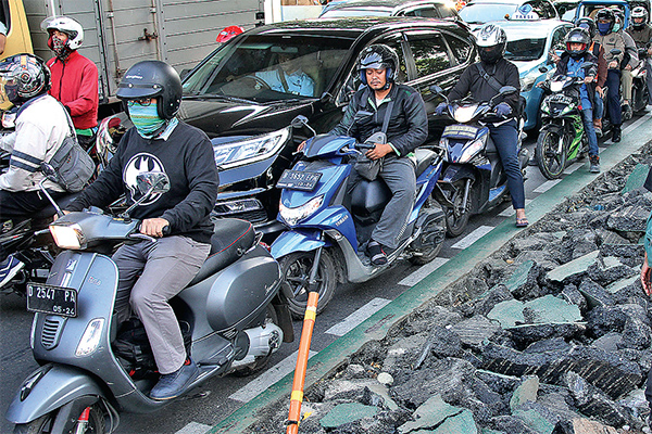 Kemacetan kendaraan di samping proyek pelebaran trotoar di kawasan Cikini, Jakarta