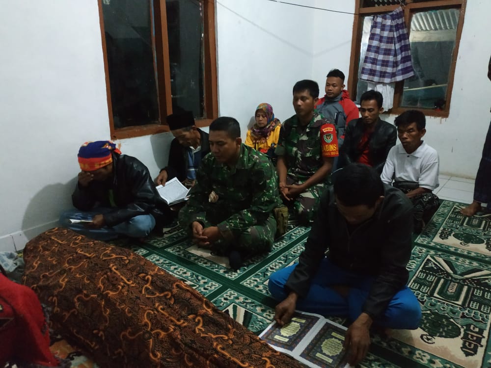 Warga berdoa di dekat jenazah Nandang Nurdi, 20 warga Kampung Tegal Tepus, Desa Sirnaputra, Kecamatab Cigalotang tewas tersambar petir.