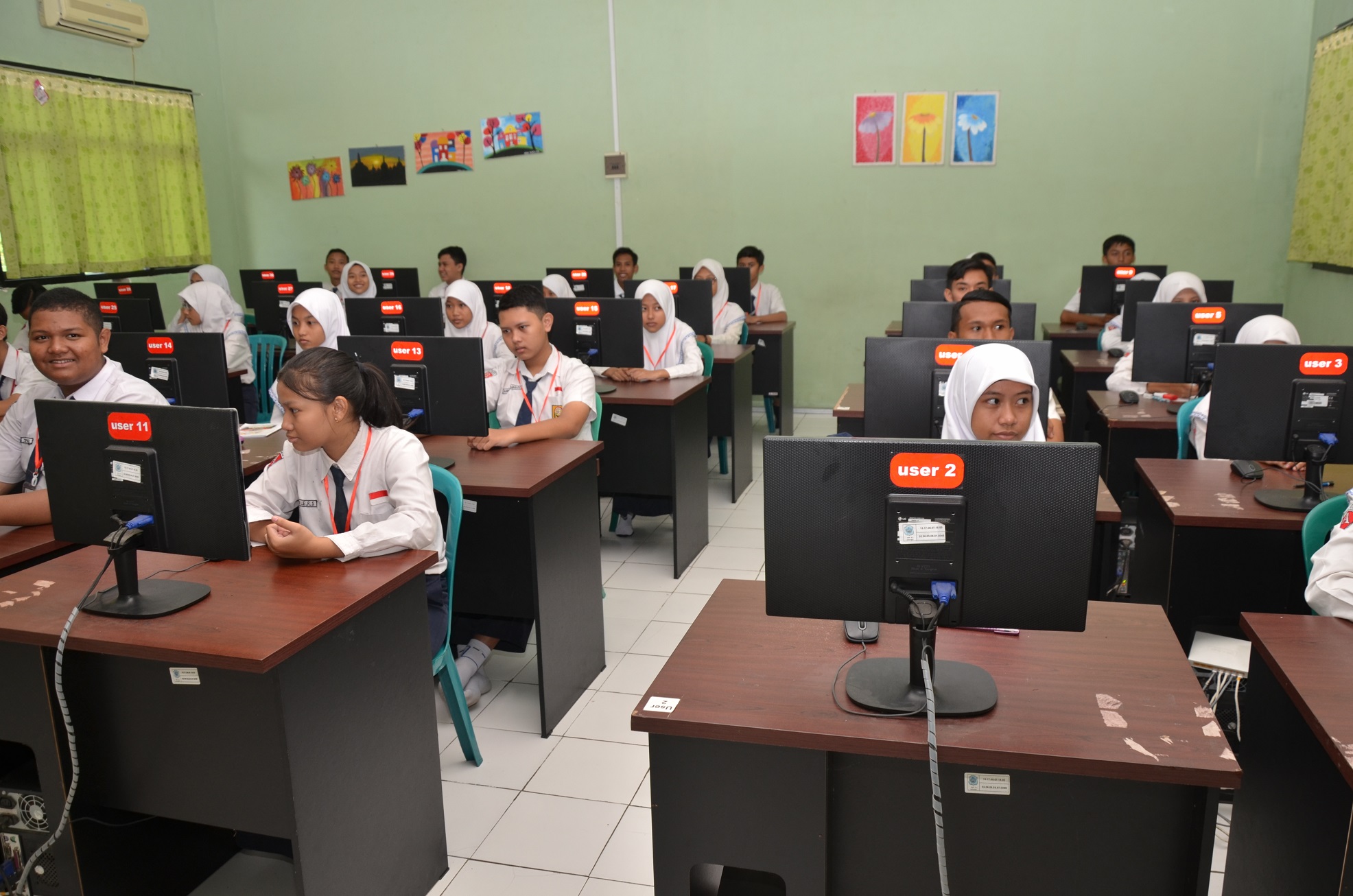 Pelajar SMP/MTs Negeri dan Swasta di Kabupaten Lamongan, Jatim, serentak mengikuti Ujian Nasional Berbasis Komputer (UNBK).