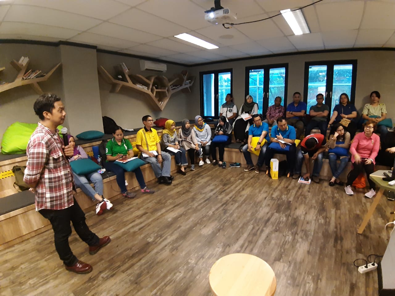 Pelatihan jurnalistik Adira