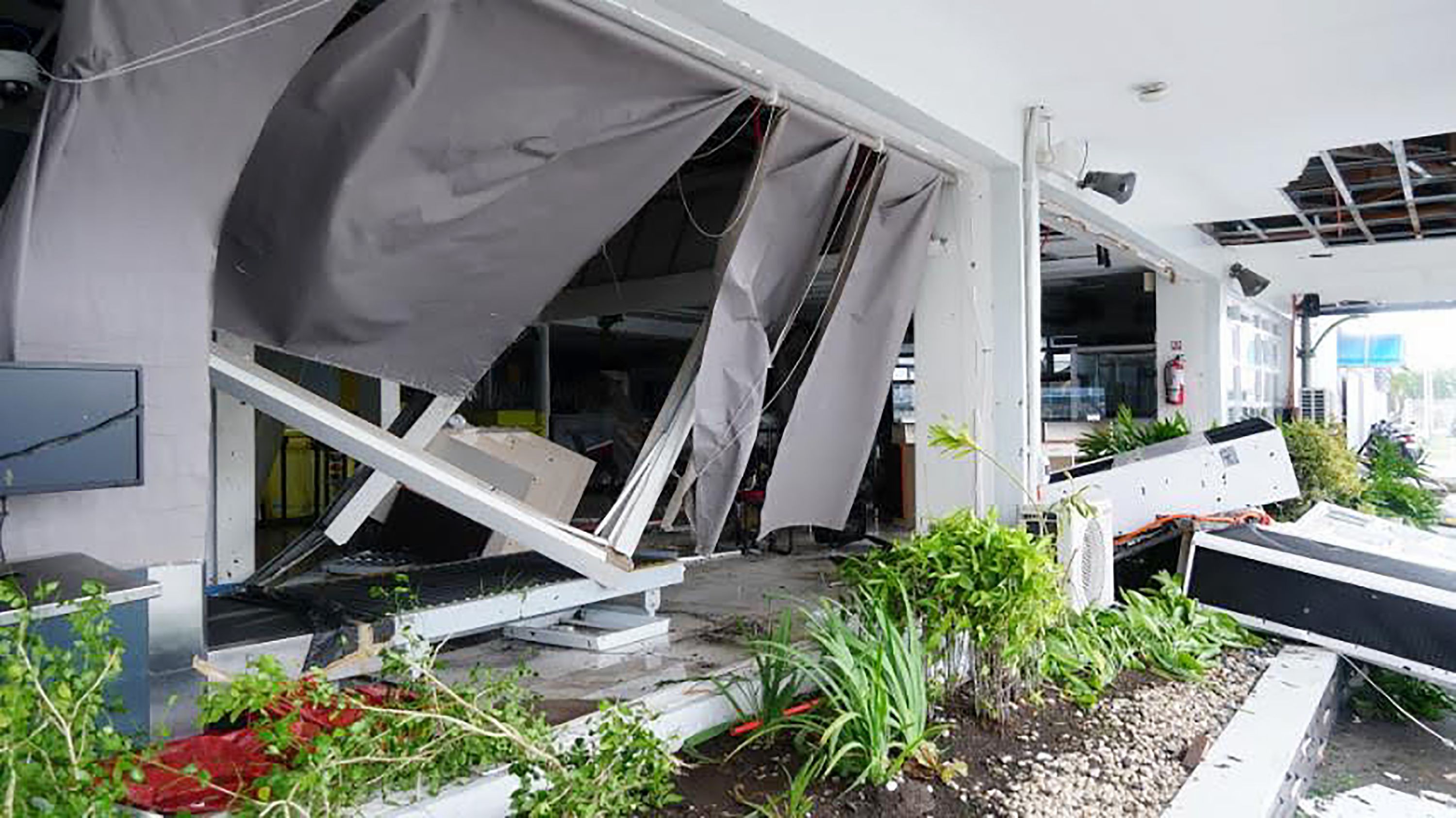 Tembok di terminal Bandara di Legaspi City, dekat Manila hancur akibat Badai Kammuri 