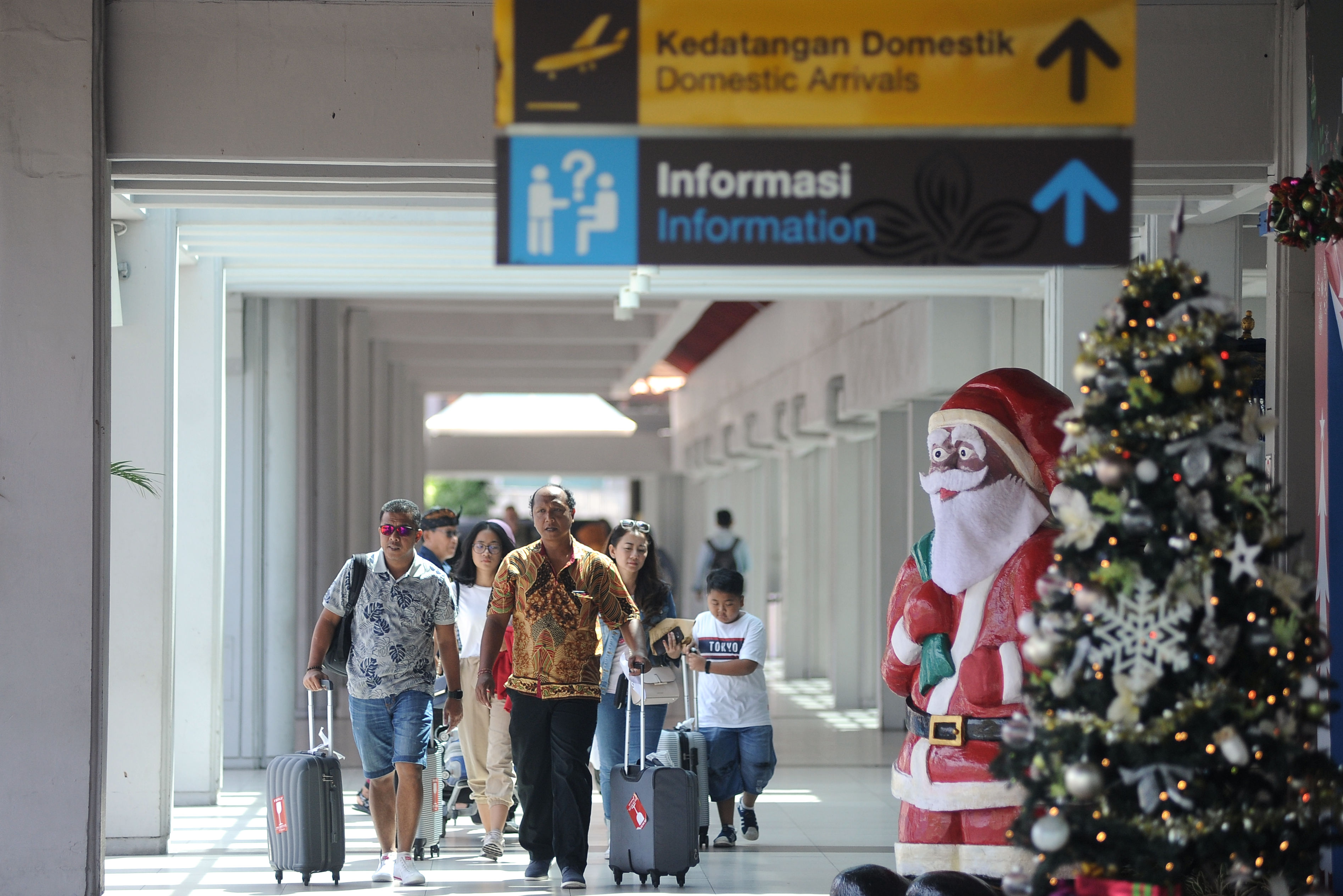 Jumlah penumpang masuk ke Bali lewat Bandara Ngurah Rai menjelang Natal menurun. 