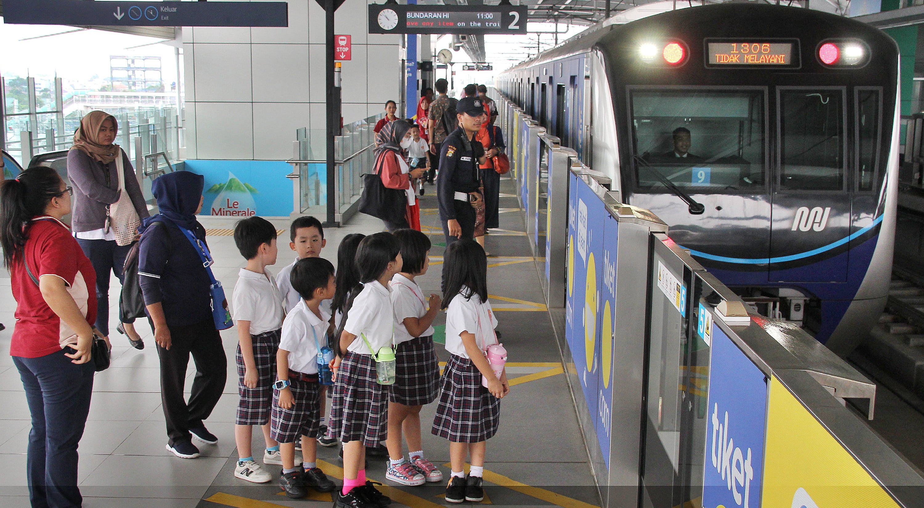 Para calon penumpang bersiap menaiki MRT di Stasium MRT Lebak Bulus, Jakarta Selatan, pekan lalu.