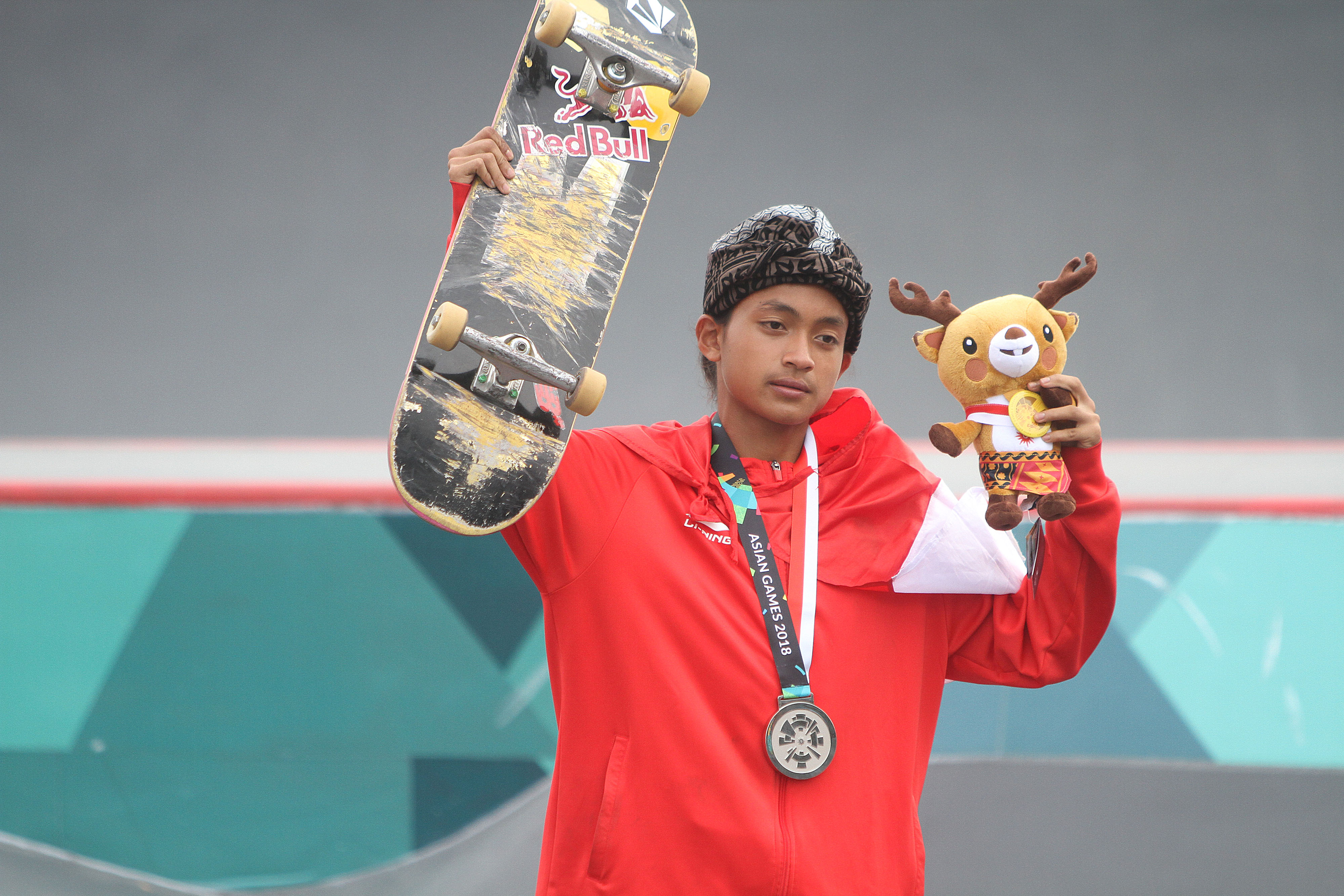  Skateboarder Indonesia Sanggoe Darma Tanjung berpose usai menerima medali perak pada kelas jalanan putra Asian Games 2018