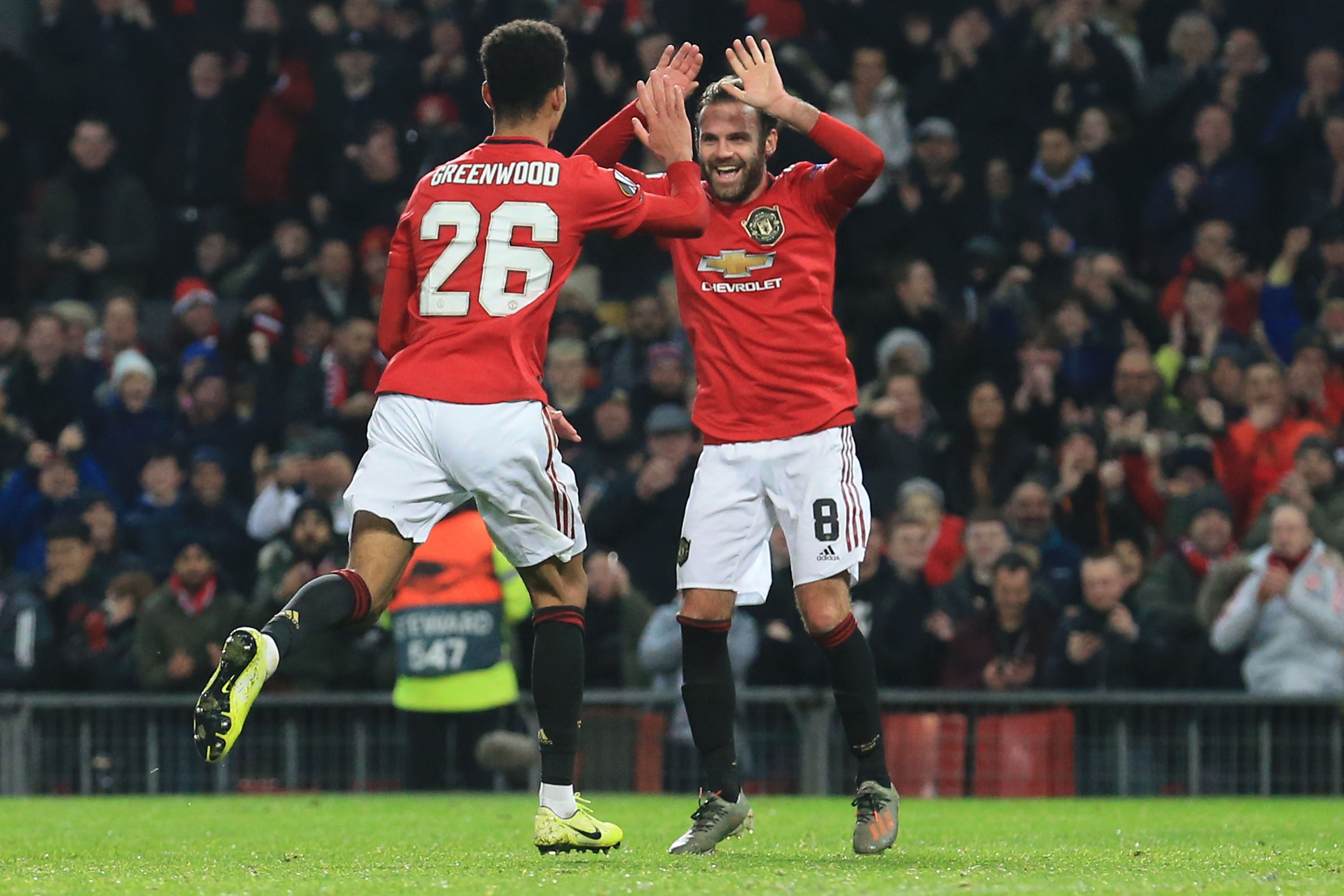 Mason Greenwood (kiri) bersama Juan Mata