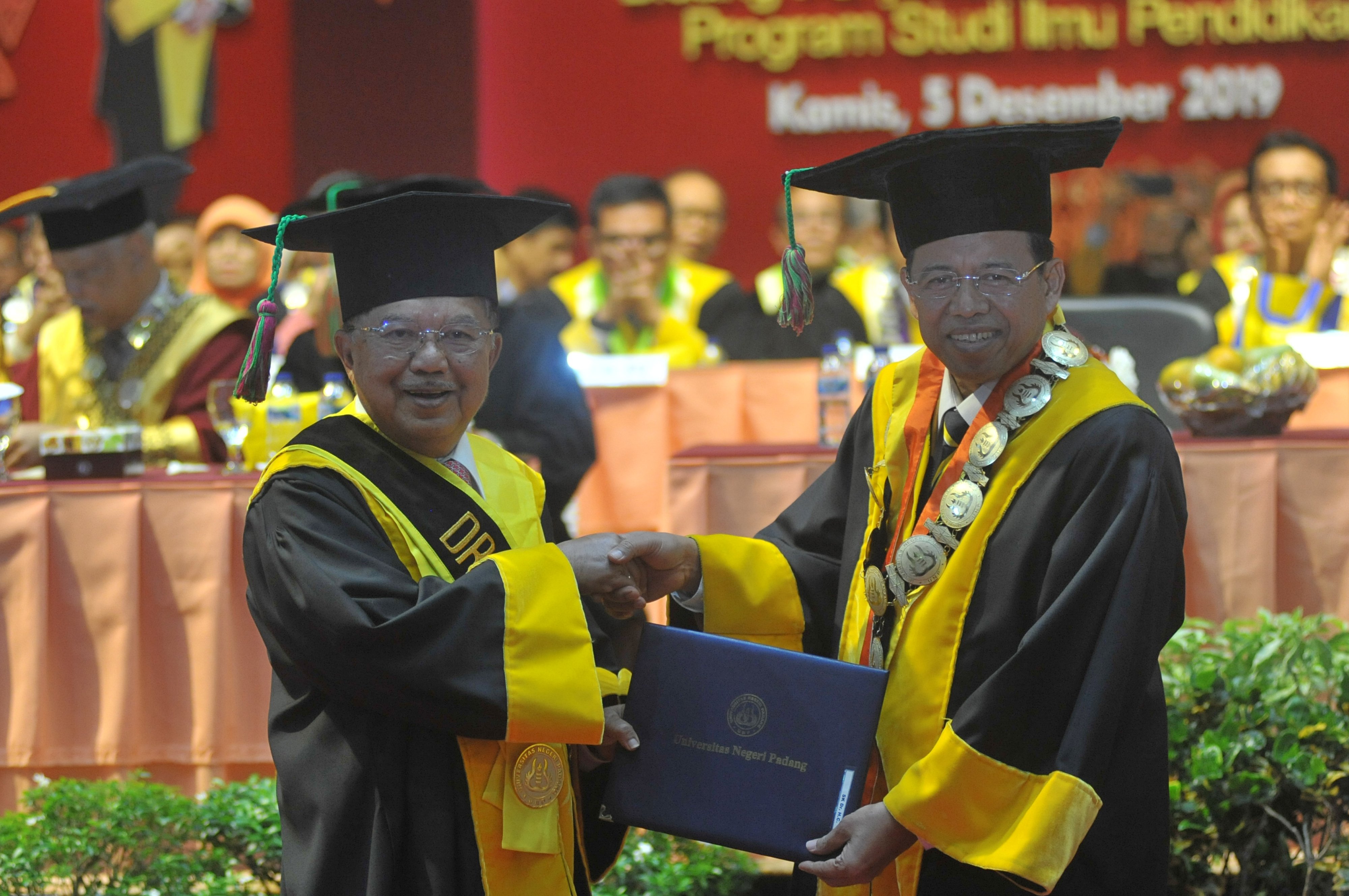 Mantan Wakil Presiden Jusuf Kalla (kiri) berjabat tangan dengan Rektor Universitas Negeri Padang (UNP) Ganefri (kanan)