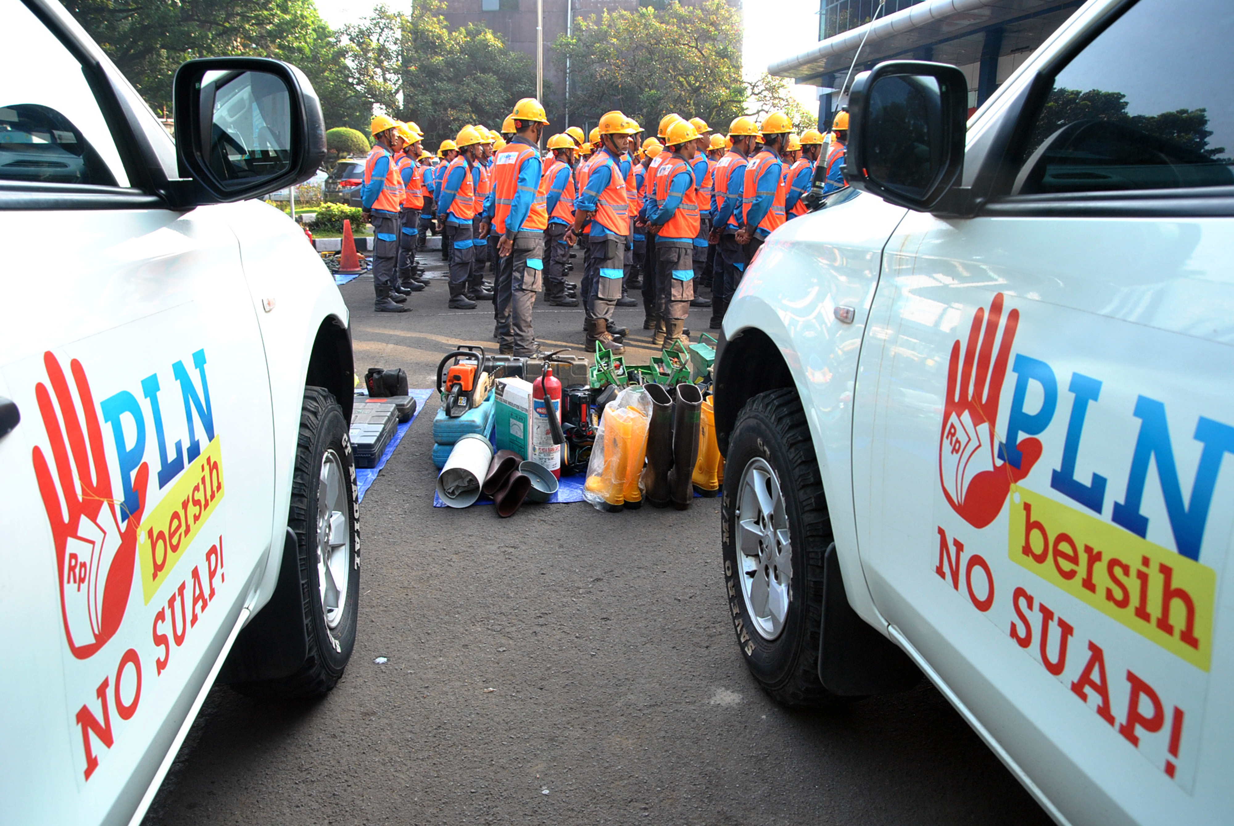 Para karyawan PLN siaga menjelang Natal dan Tahun Baru. Sore hari ini, Menteri BUMN akan umumkan Dirut PLN terbaru. 