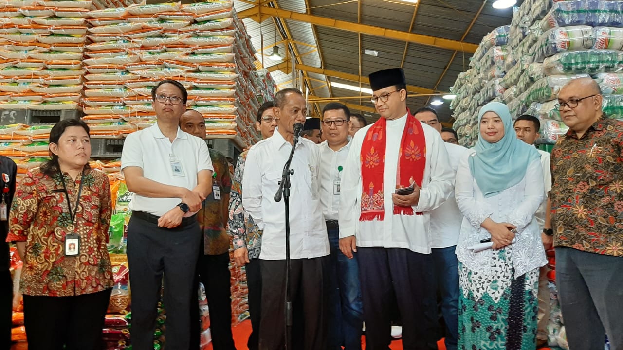 Kepala Badan Ketahanan Pangan Agung Hendriadi bersama Gubernur DKI Jakarta Anies Baswedan kunjungi gudang Food Station..
