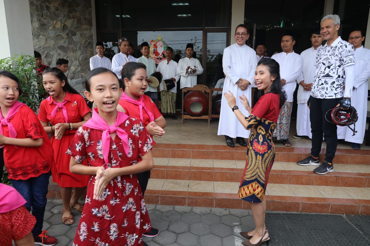 Gubernur Jateng Ganjar Pranowo menyaksikan paduan suara anak-anak Gereja Mater Dei diiringi musik rebana dari  Ponpes Roudlotul Solihin.