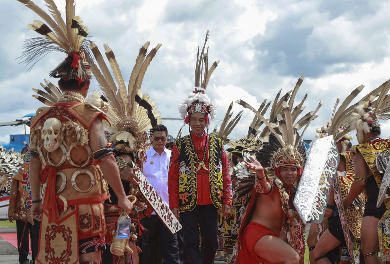 Presiden RI Joko Widodo disambut hangat oleh masyarakat dayak saat tiba di Bandara RA Bessing Malinau.