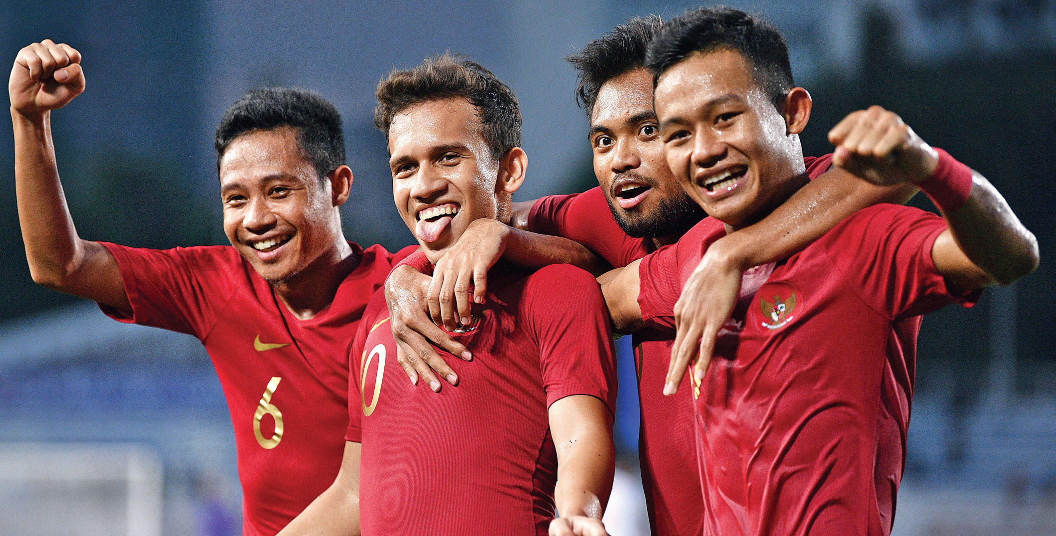 Pemain Timnas U-23 Indonesia Evan Dimas (dari kiri), Eggy Maulana Vikri, Saddil Ramdani, dan Sani Rizki Fauzi melakukan selebrasi  