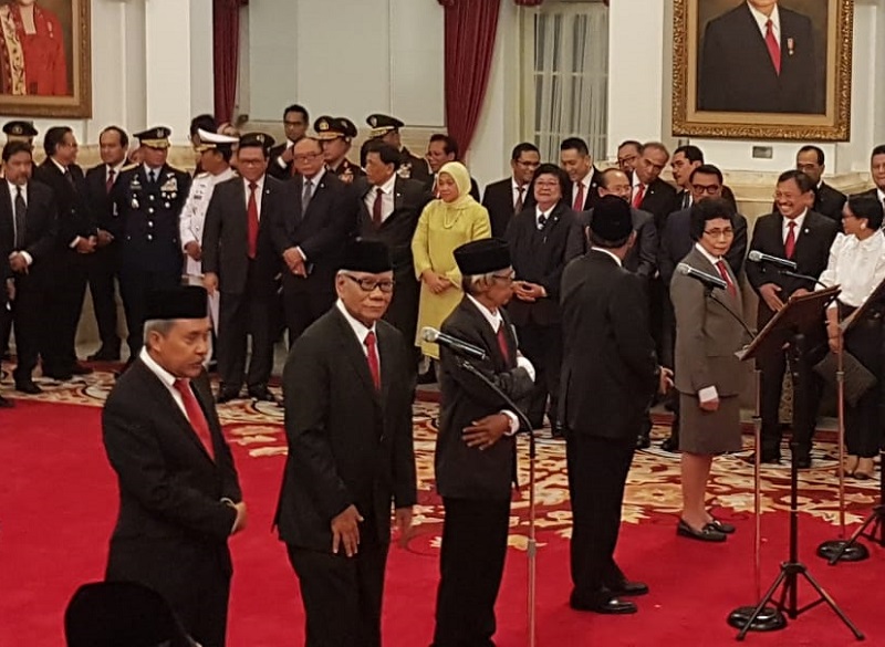 Lima Anggota Dewan Pengawas Komisi Pemberantasan Korupsi (KPK) dilantik Presiden Joko Widodo. 