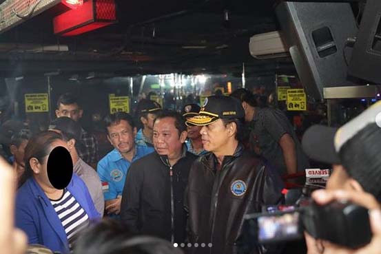BNN melaksanakan tes urine kepada pengunjung tempat hiburan malam di kawasan Taman Sari, Jakarta, Senin (15/12).