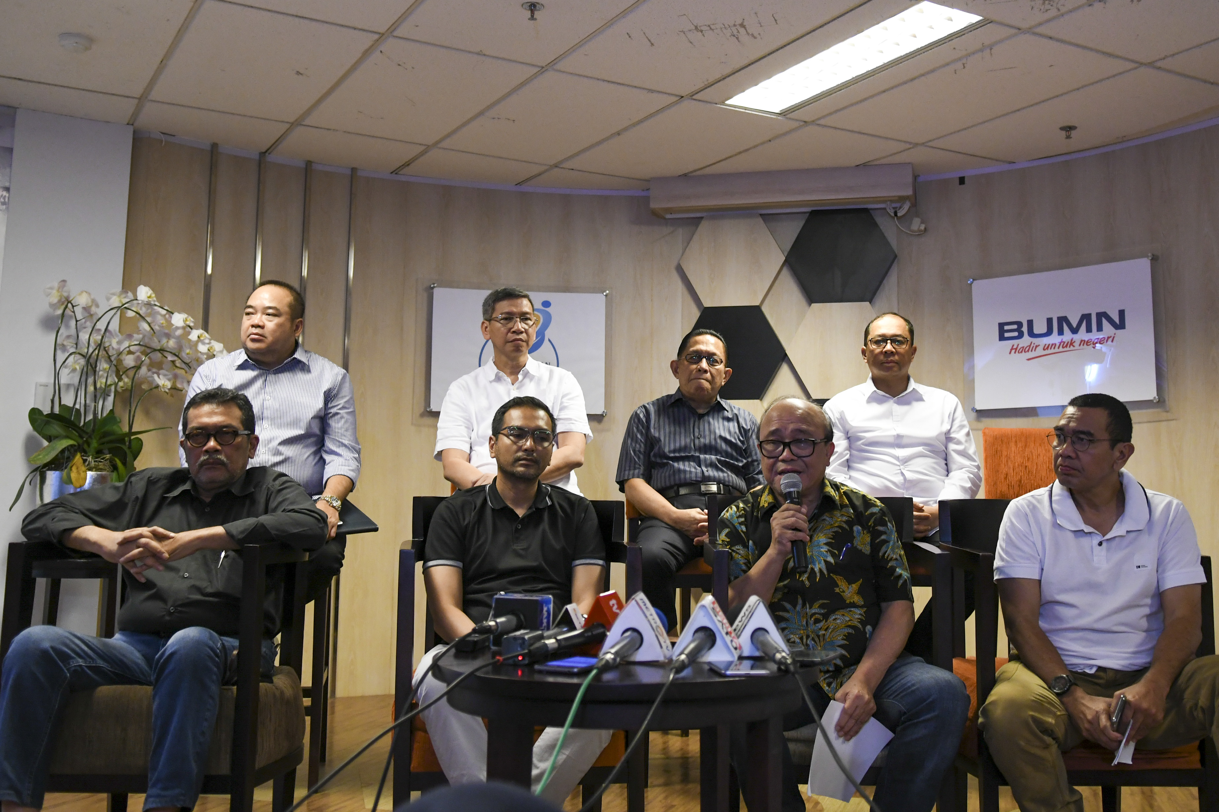 Dewan Komisaris Garuda Indonesia memberikan keterangan pers di Kementerian BUMN Jakarta, Sabtu (7/12/2019). 