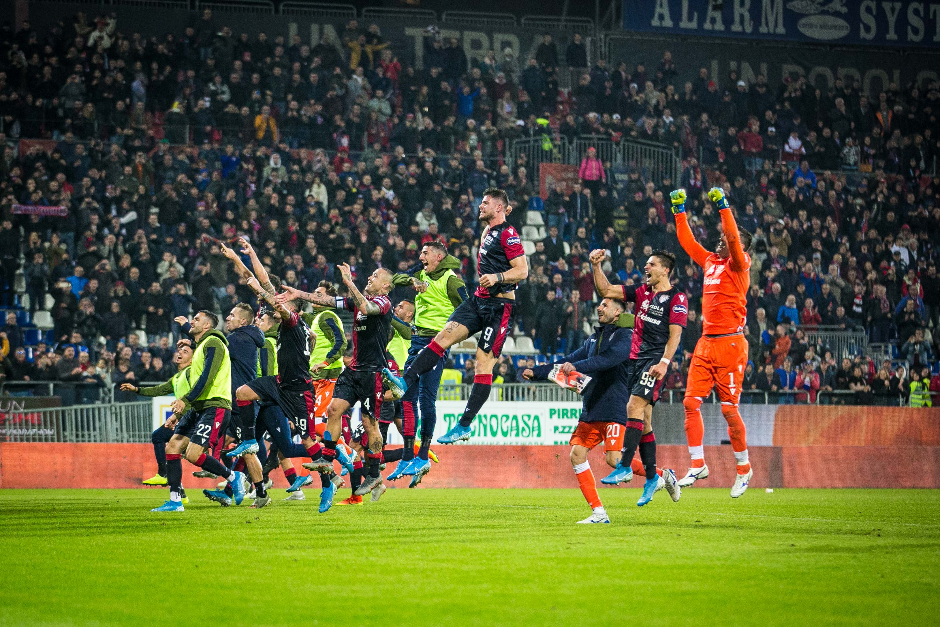 Para pemain Cagliari merayakan kemenangan mereka atas Sampdoria di laga lanjutan Serie A.