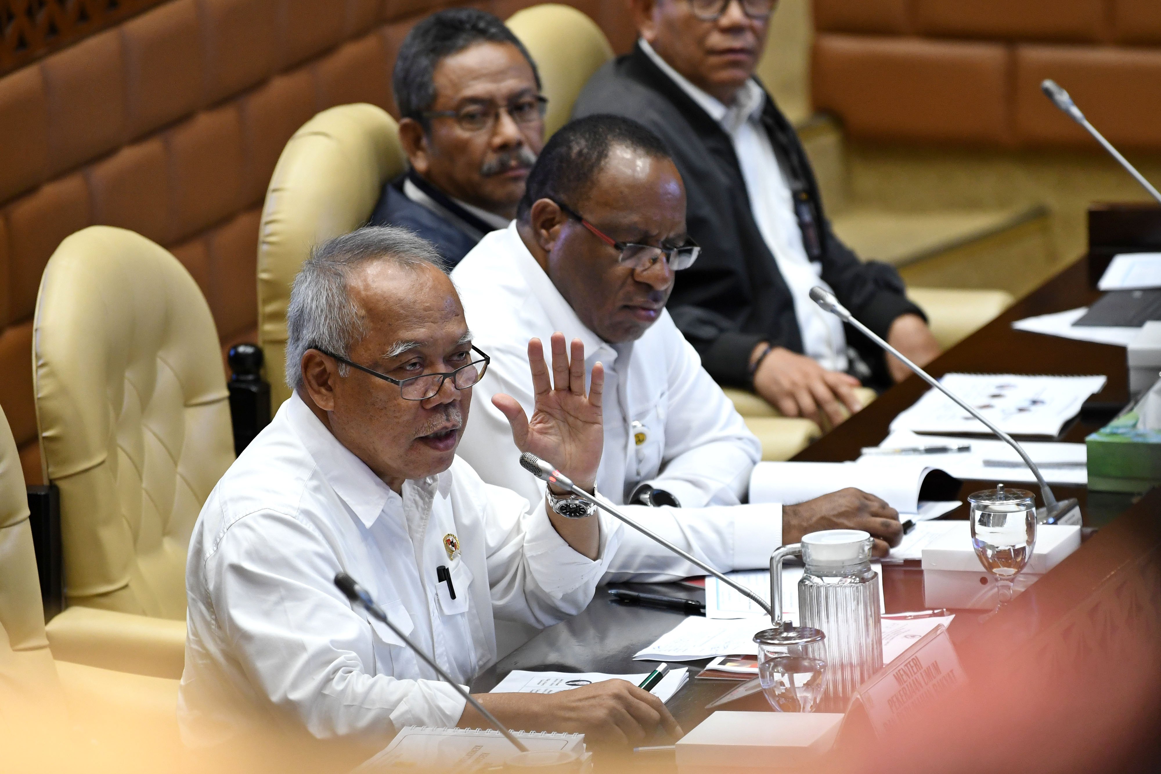 Menteri Pekerjaan Umum dan Perumahan Rakyat (PUPR) Basuki Hadimuljono (kiri)