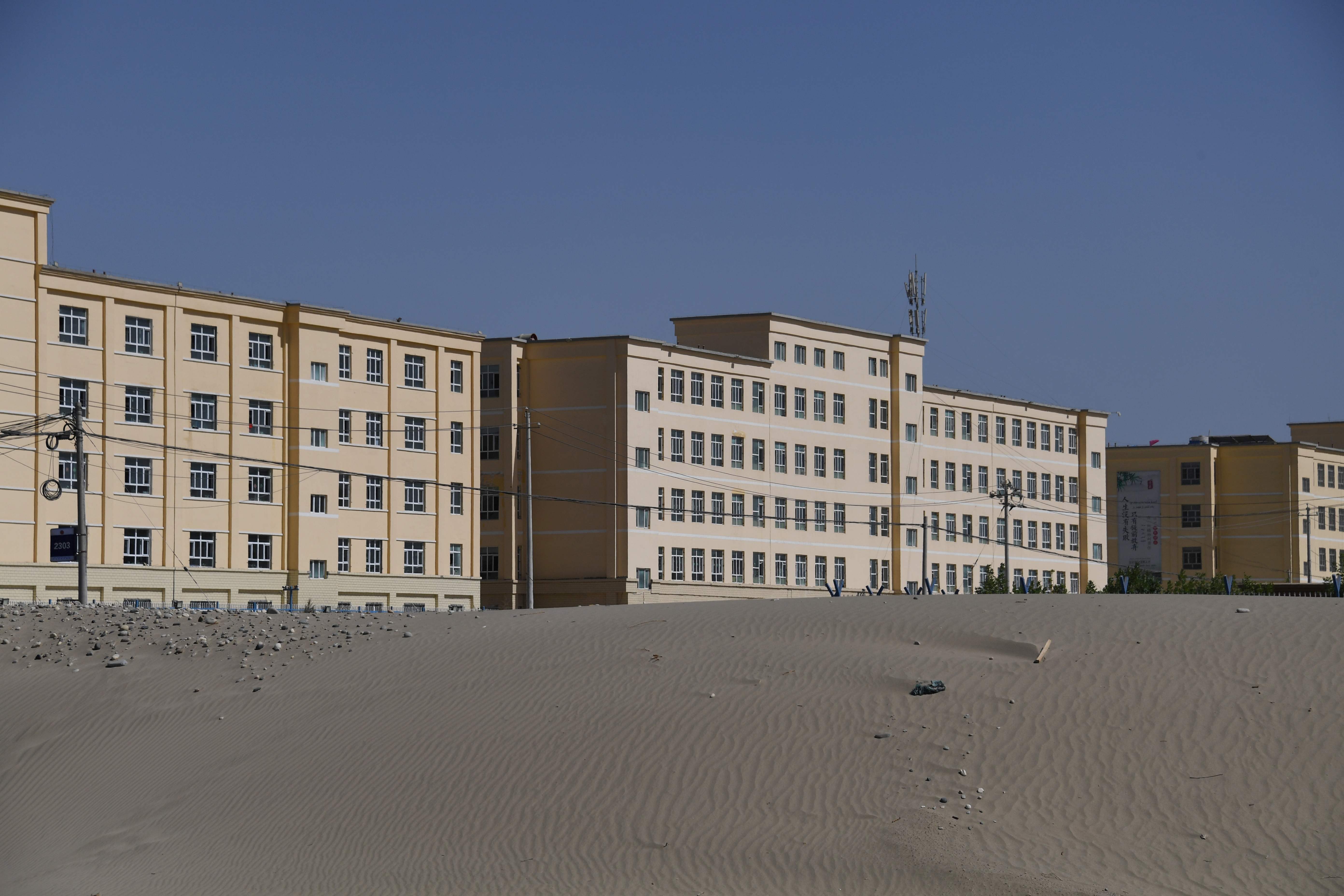 Bangunan yang diduga merupakan kamp reedukasi bagi warga etnik Uighur dan etnik minoritas muslim lainnya di Xinjiang