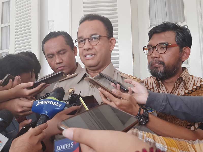 Gubernur DKI Jakarta, Anies Baswedan (tengah),