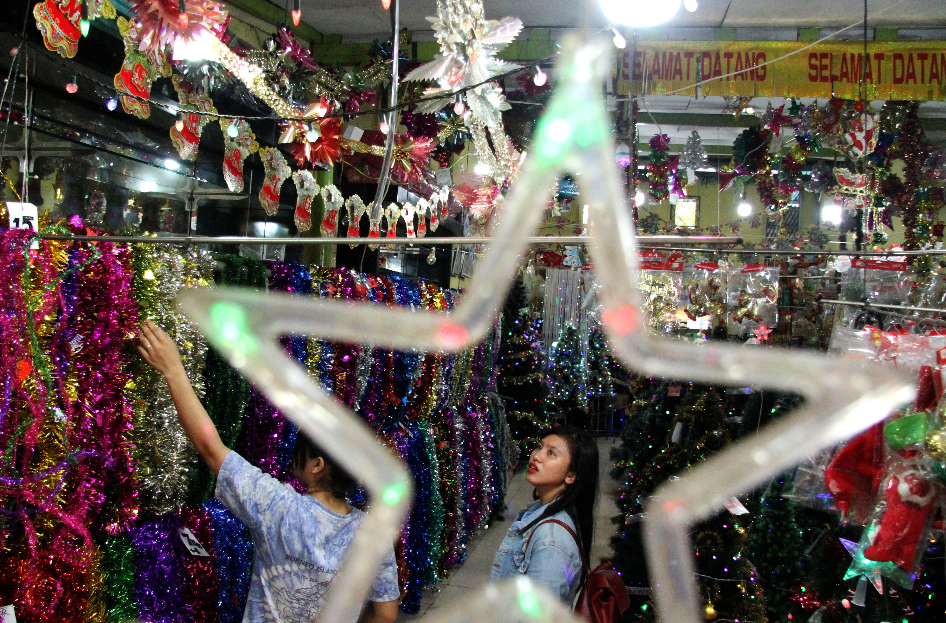 Ilustrasi--Warga melihat pernak pernik natal di salah satu pusat penjualan di kawasan Pasar Baru Bekasi, Jawa Barat.