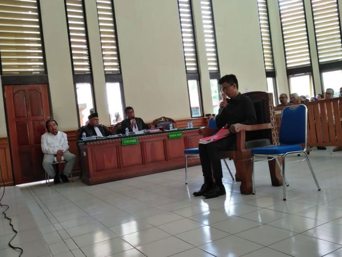 Direktur Gaston Investmen Limited Tirta Mahendra Dwi Putra saat memberikan kesaksian dalam sidang penggelapan oleh Harijanto Karjadi