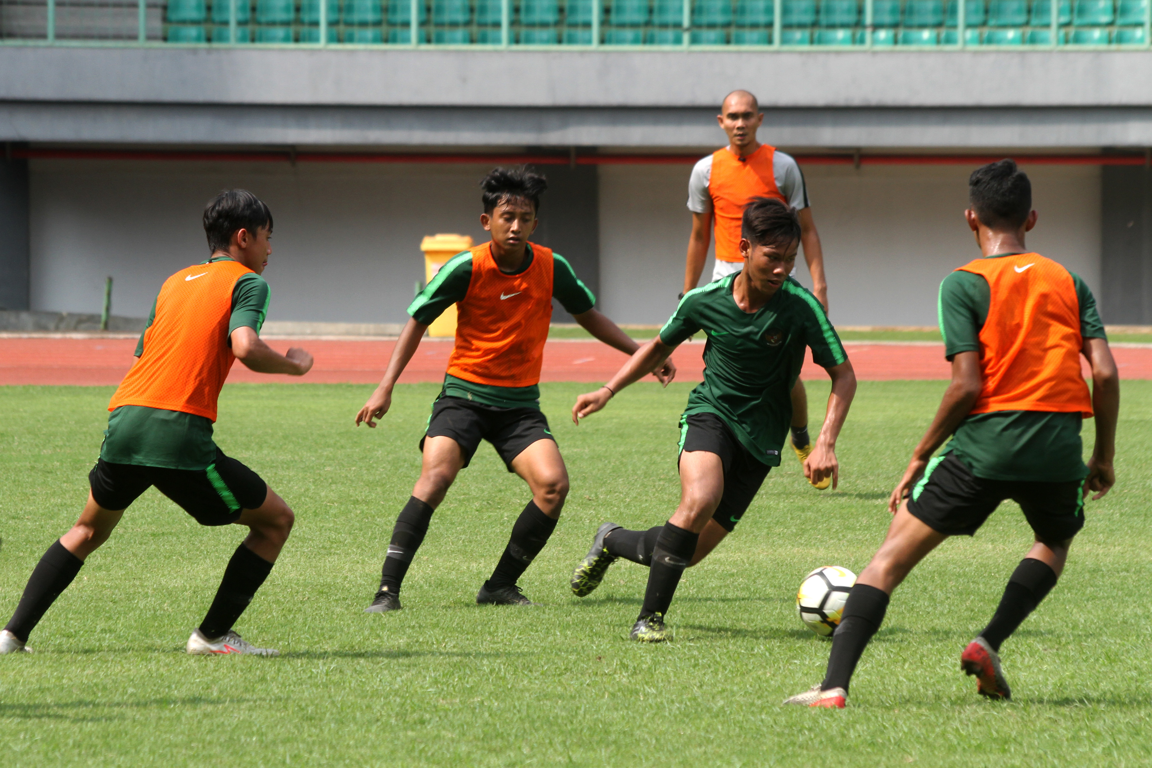 Timnas U-16 berlatih di Stadion Patriot Candrabhaga, Bekasi, Jawa Barat