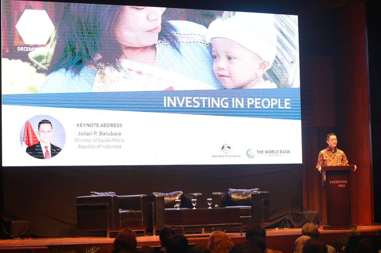 Menteri Sosial  Juliari P. Batubara menyampaikan sambutan kunci pada forum Indonesia Economic Quaterly yang digelar Bank Dunia. 
