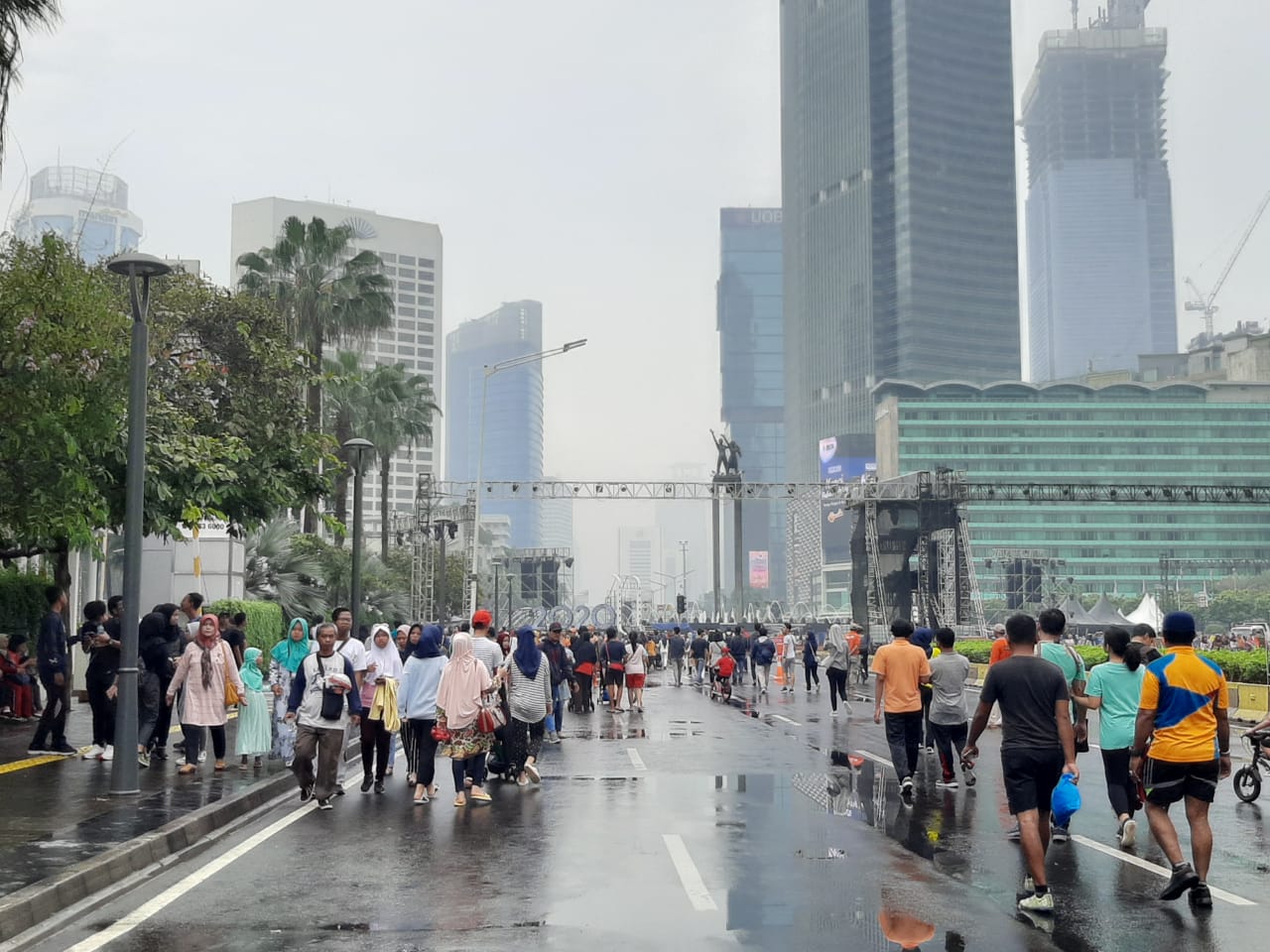 Suasana car free day di Bundaran HI Jakarta, Minggu (29/12/2019). 