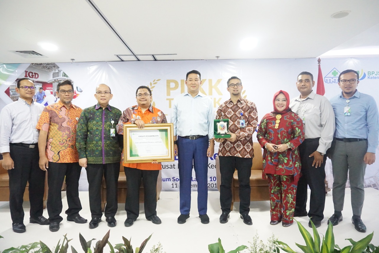 Penyerahan PLKK Award 2019 dari BP Jamsostek kepada RS MMC Jakarta di Jakarta, Rabu (11/12). 