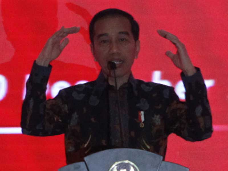 Joko Widodo berpidato dihadapan peserta Rakornas TPAKD dan Silahturahmi Nasional Bank Wakaf Mikro 2019 di Jakarta.