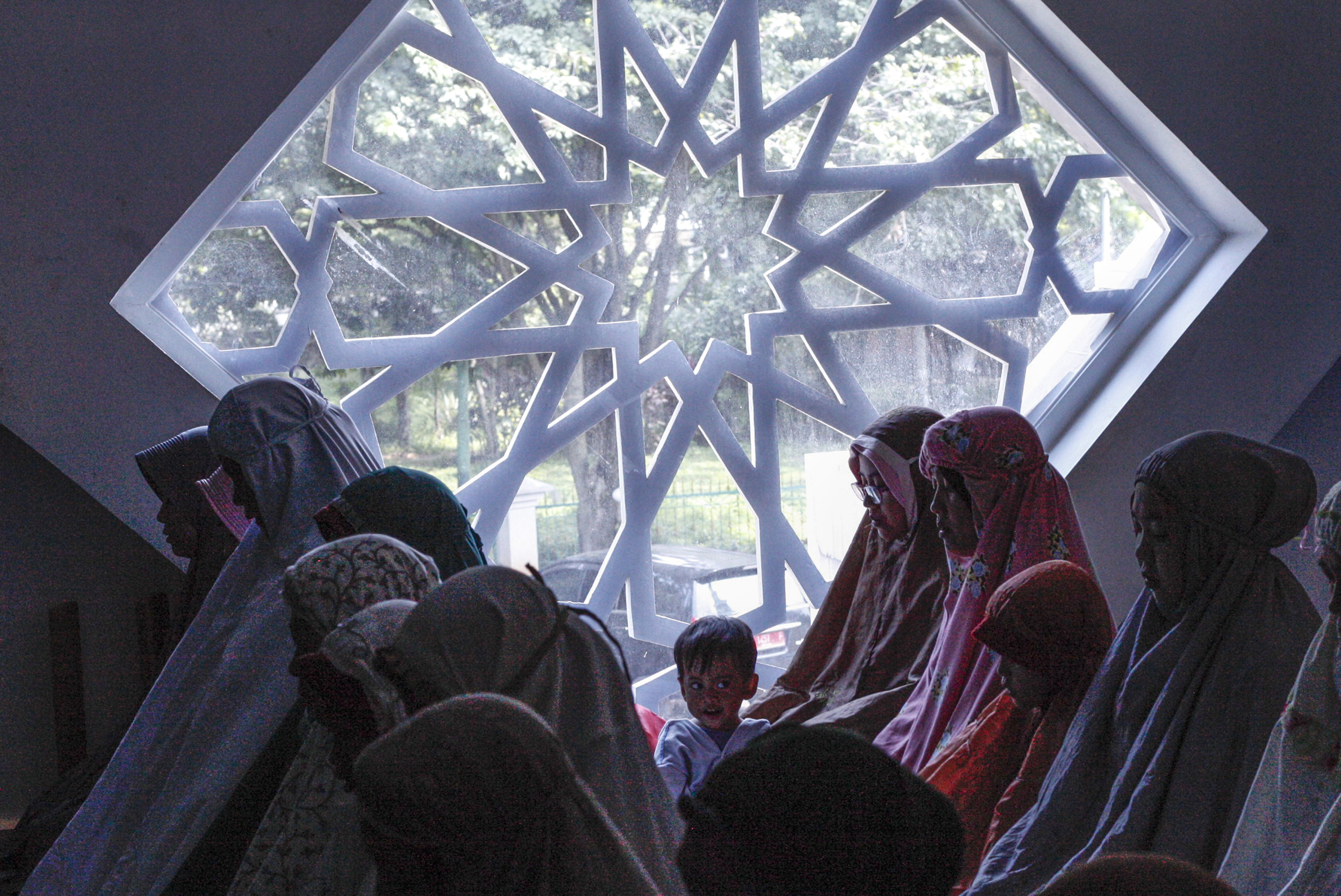 Ilustrasi: Sejumlah warga melaksanakan shalat Kusuf (shalat gerhana matahari) di Mesjid Agung Baitul Faidzin, Cibinong, Bogor