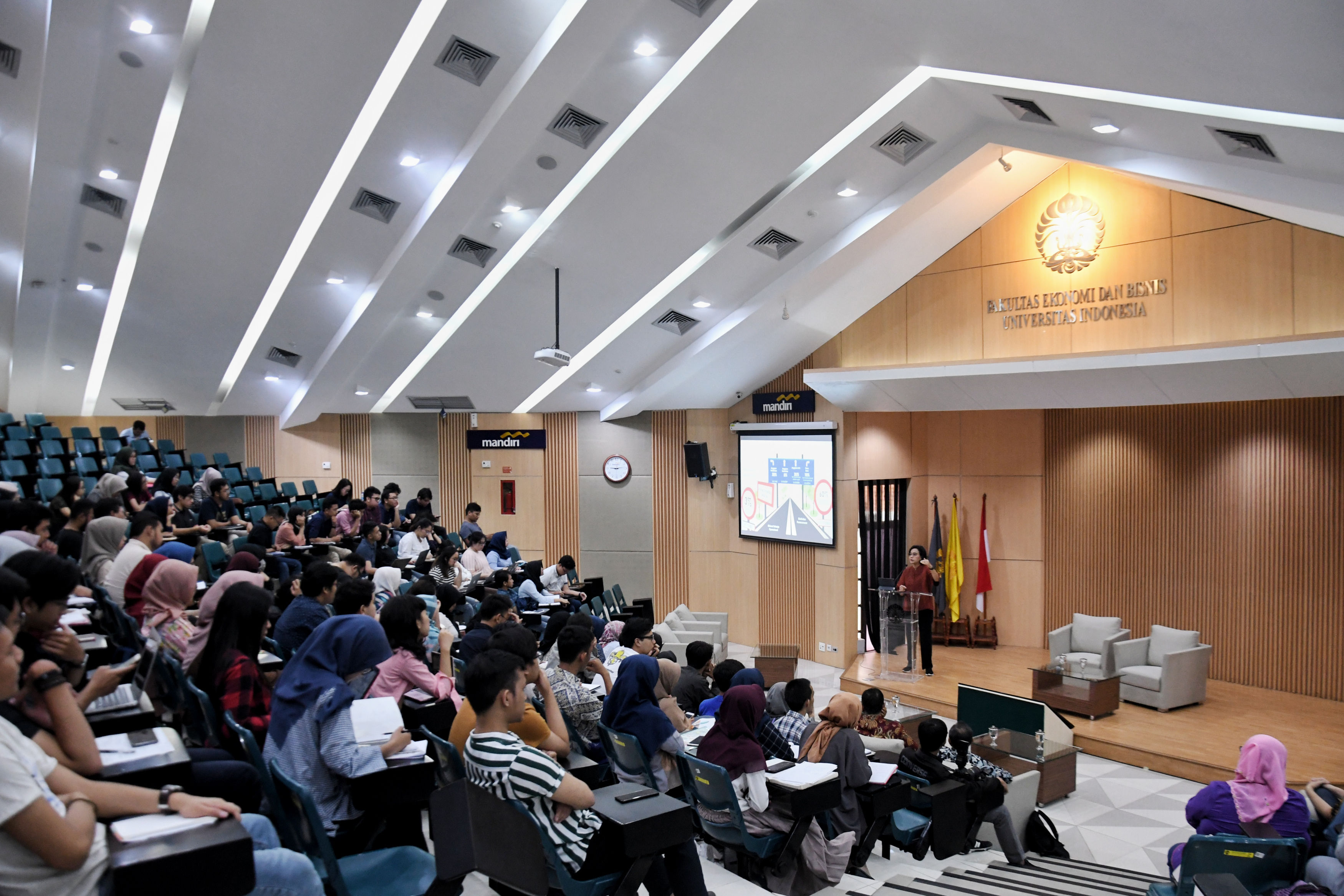 Para mahasiswa sedang mengikuti kuliah umum di UI. Mahasiswa termasuk salah satu pihak yang memiliki potensi bunuh diri. 