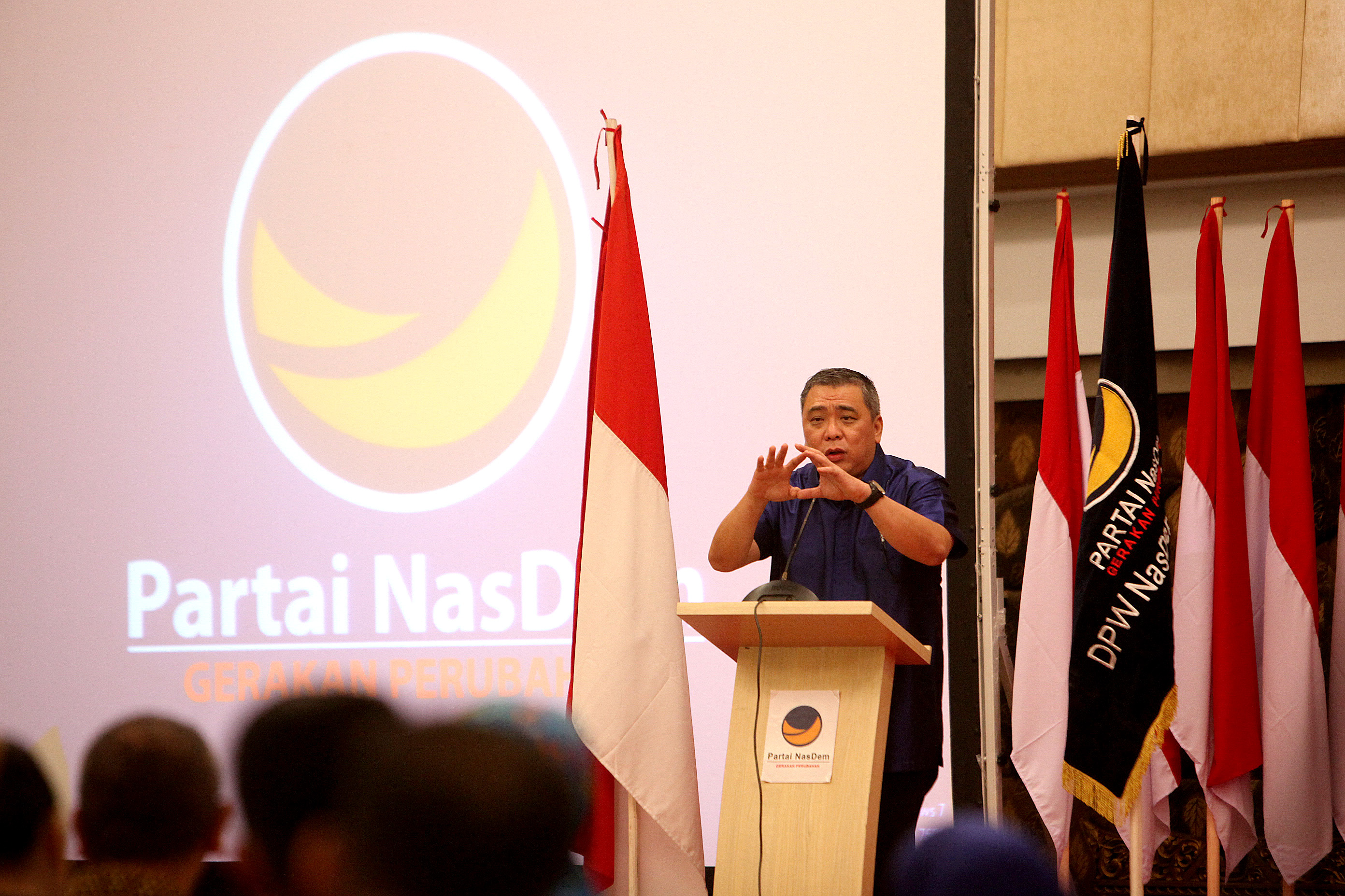 Wakil Ketua Umum Partai NasDem Ahmad Ali menyampaikan pidatonya dalam konsolidasi kader Partai NasDem se-Sumatera Barat di Kota Padang