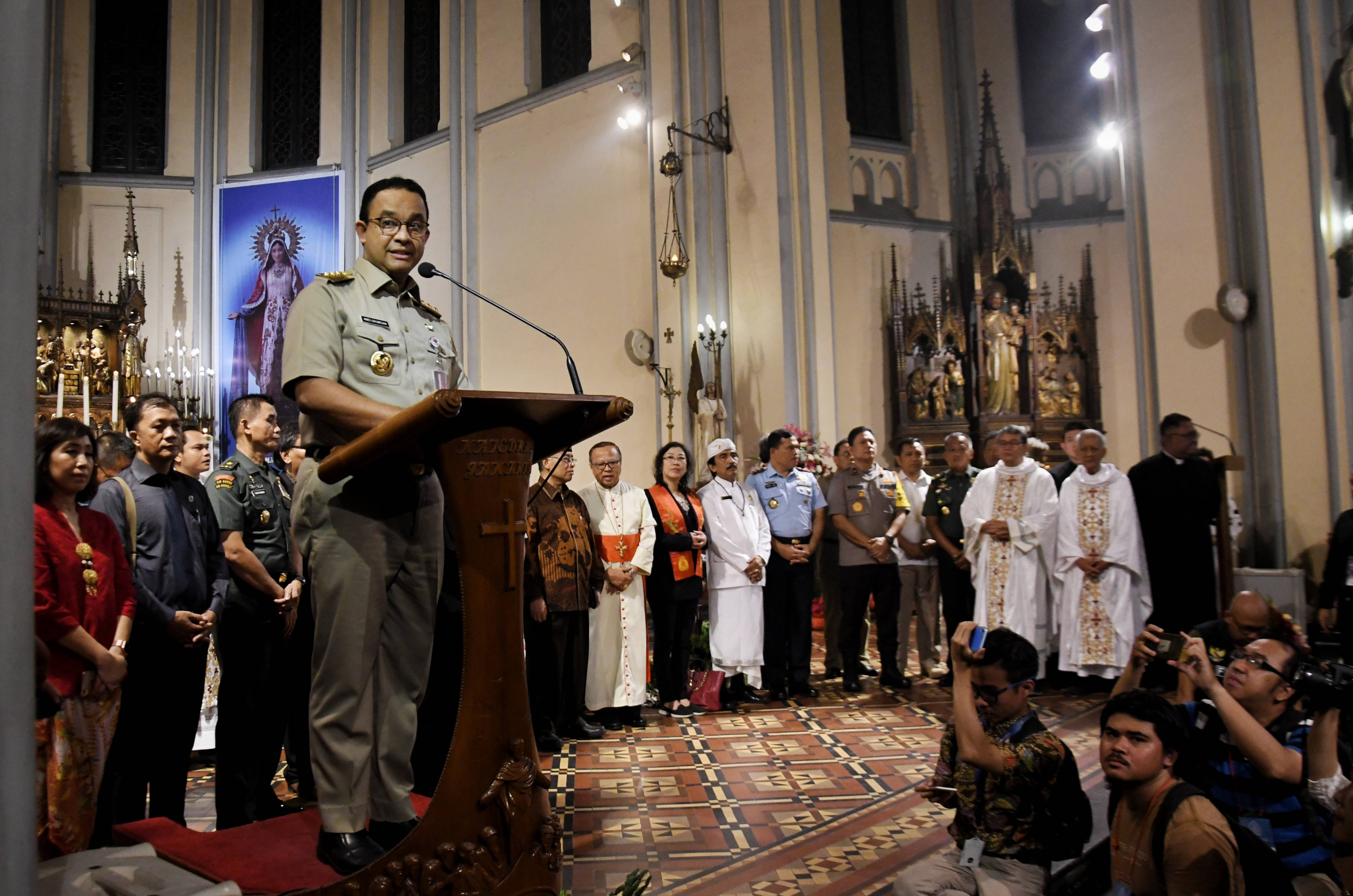  Gubernur DKI Jakarta, Anies Baswedan mengunjungi perayaan Misa Malam Natal di Gereja Katedral, Jakarta, Selasa (24/12/2019).