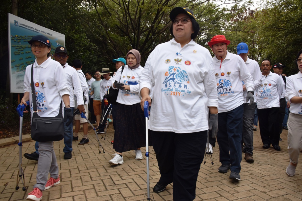 Menteri LHK Siti Nurbaya (tengah) bersama 26 duta besar negara sahabat di Taman Wisata Alam Mangrove, Angke Kapuk, Jakarta