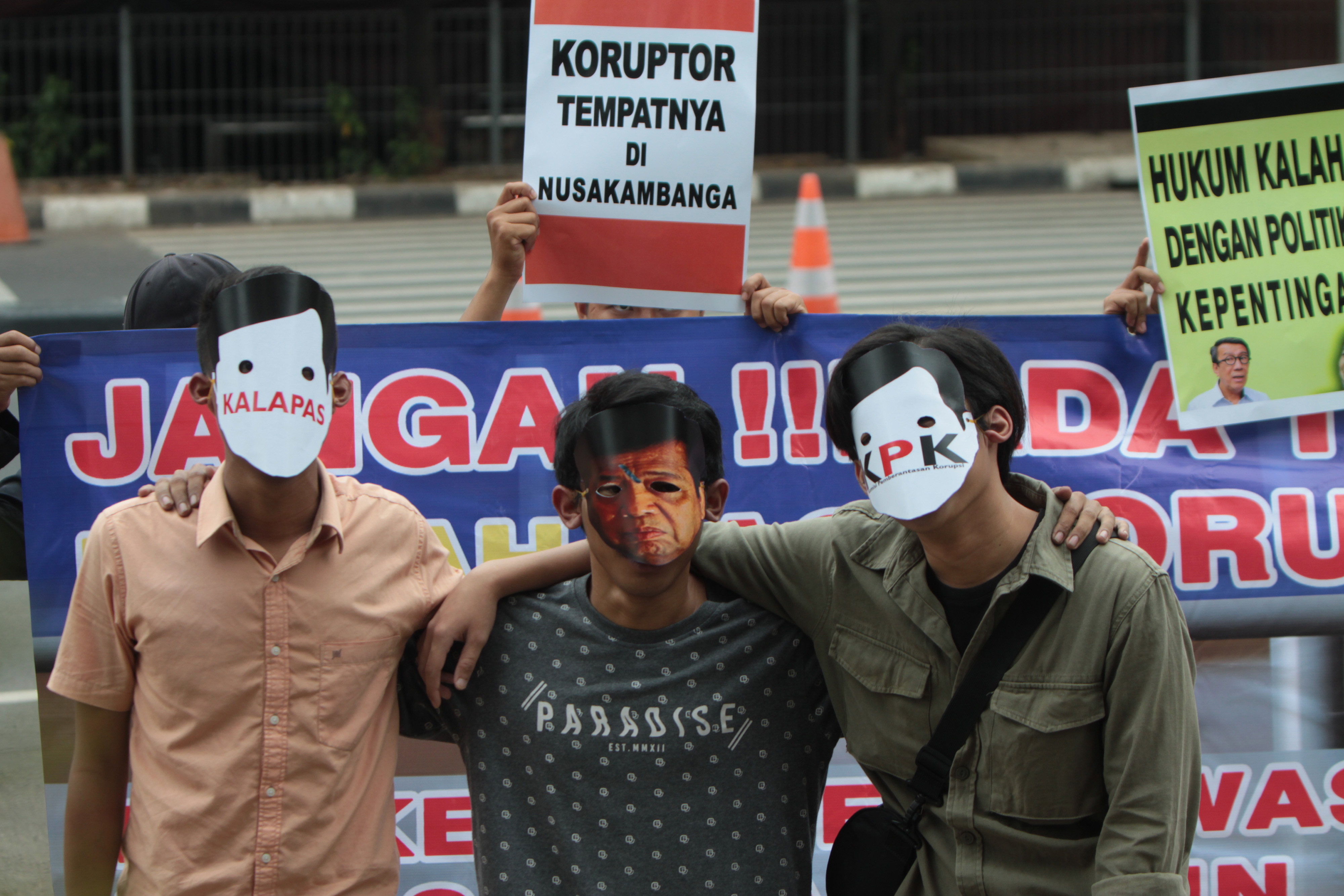 Siswa menunjukkan gantungan kunci saat peringatan hari anti korupsi sedunia di SMPN 1 Sidoarjo, Jawa Timur, Senin (9/12)