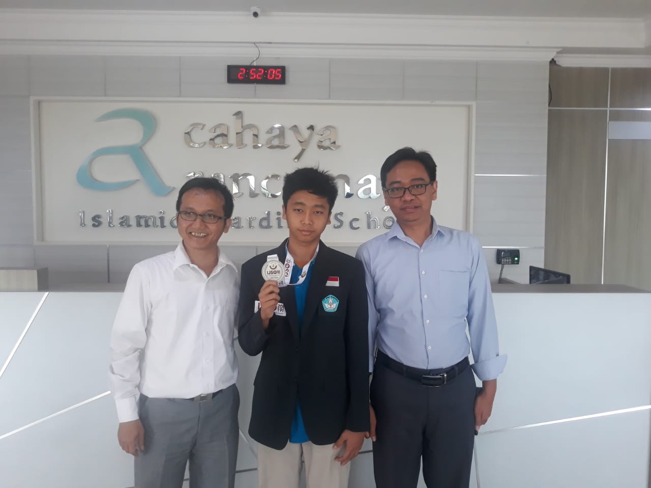 SMP Islam Cahaya Rancamaya Muhammad Adyan Dafi menunjukkan medali perak yang didapatnya di IJSO 2019