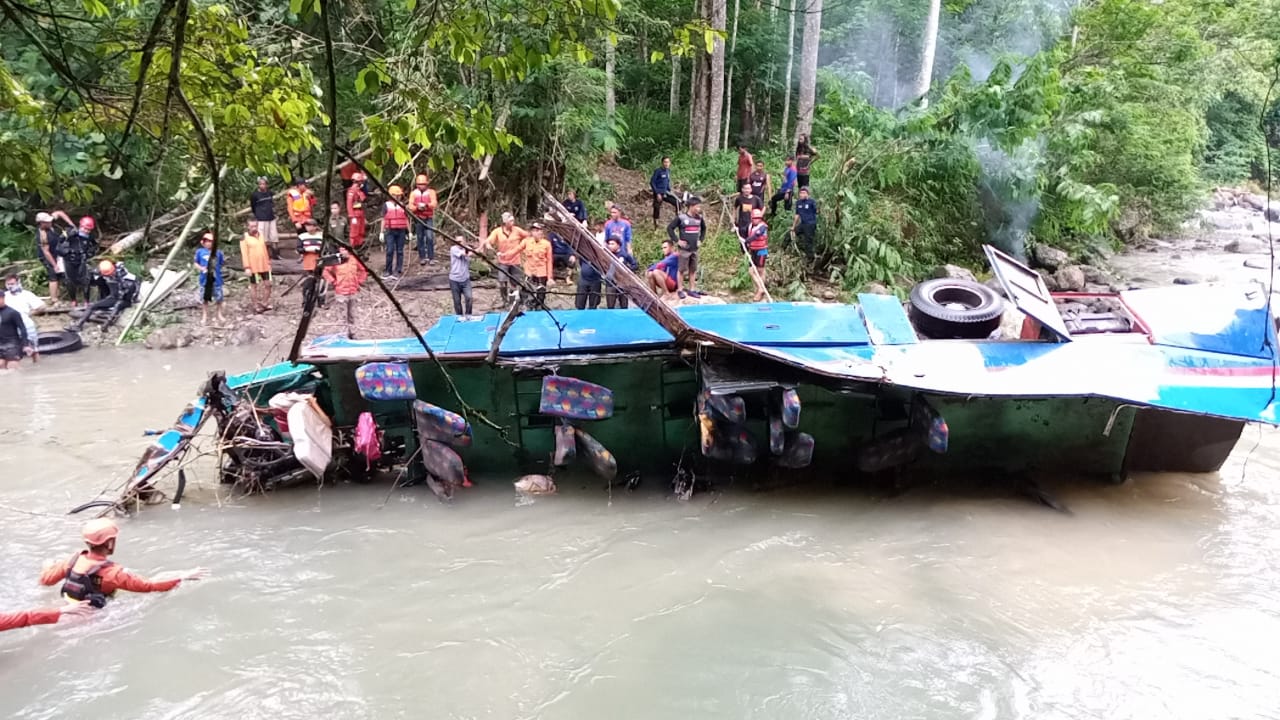 Evakuasi bangkai bus Sriwijaya yang masuk ke jurang di liku Lematang Pagaralam, Rabu (25/12).