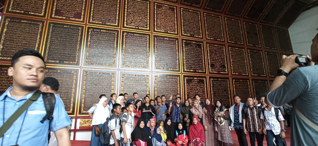 Wisatawan memadati  Bayt Al Quran Al Akbar, sebuah tempat wisata religi di Palembang yang ramai dipadati pengunjung. 